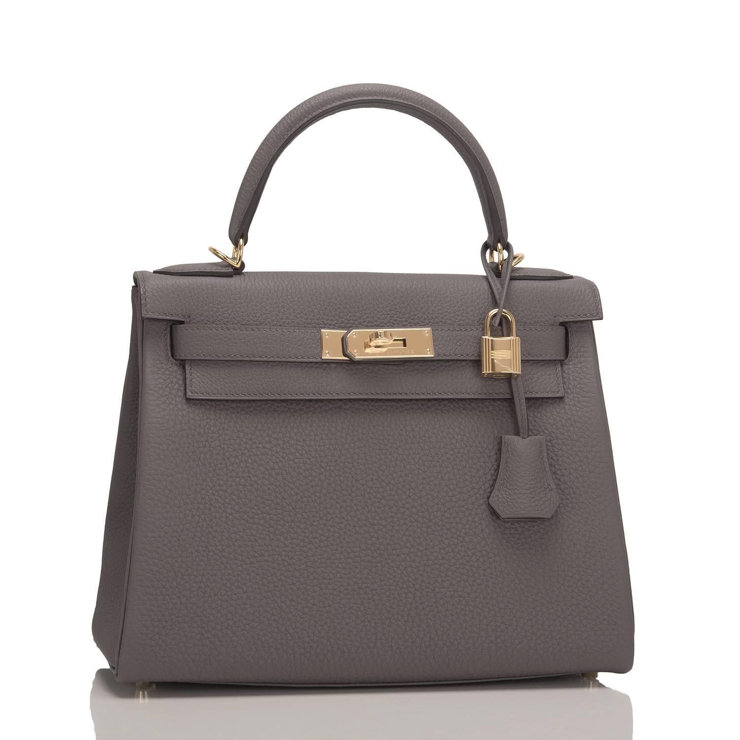 Hermes Etain Kelly 28cm of togo leather with gold hardware.

This Kelly in the Retourne style has tonal stitching, a front toggle closure, a clochette with lock and two keys, a single rolled handle and an optional shoulder strap.

The interior