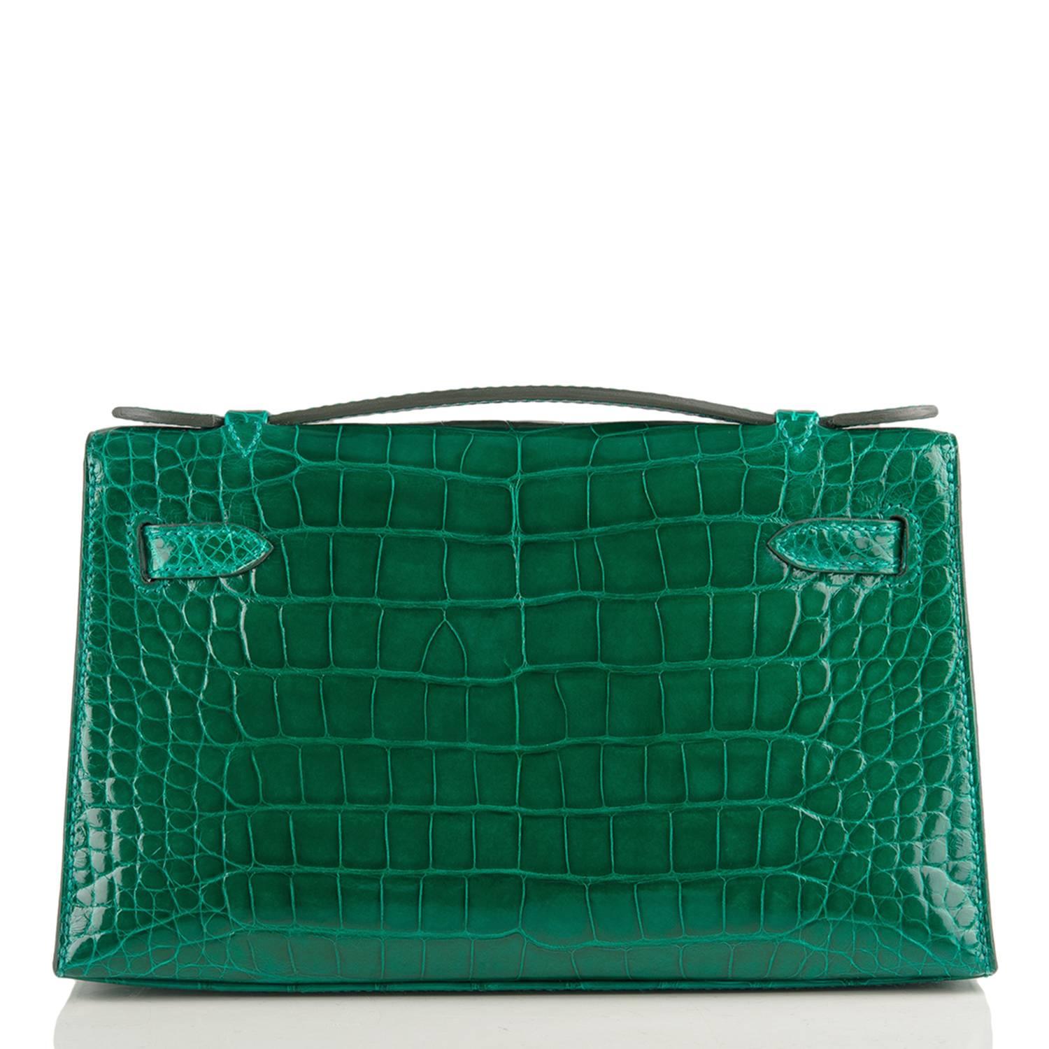 Hermes Emerald Shiny Alligator Mini Kelly Pochette In New Condition For Sale In New York, NY