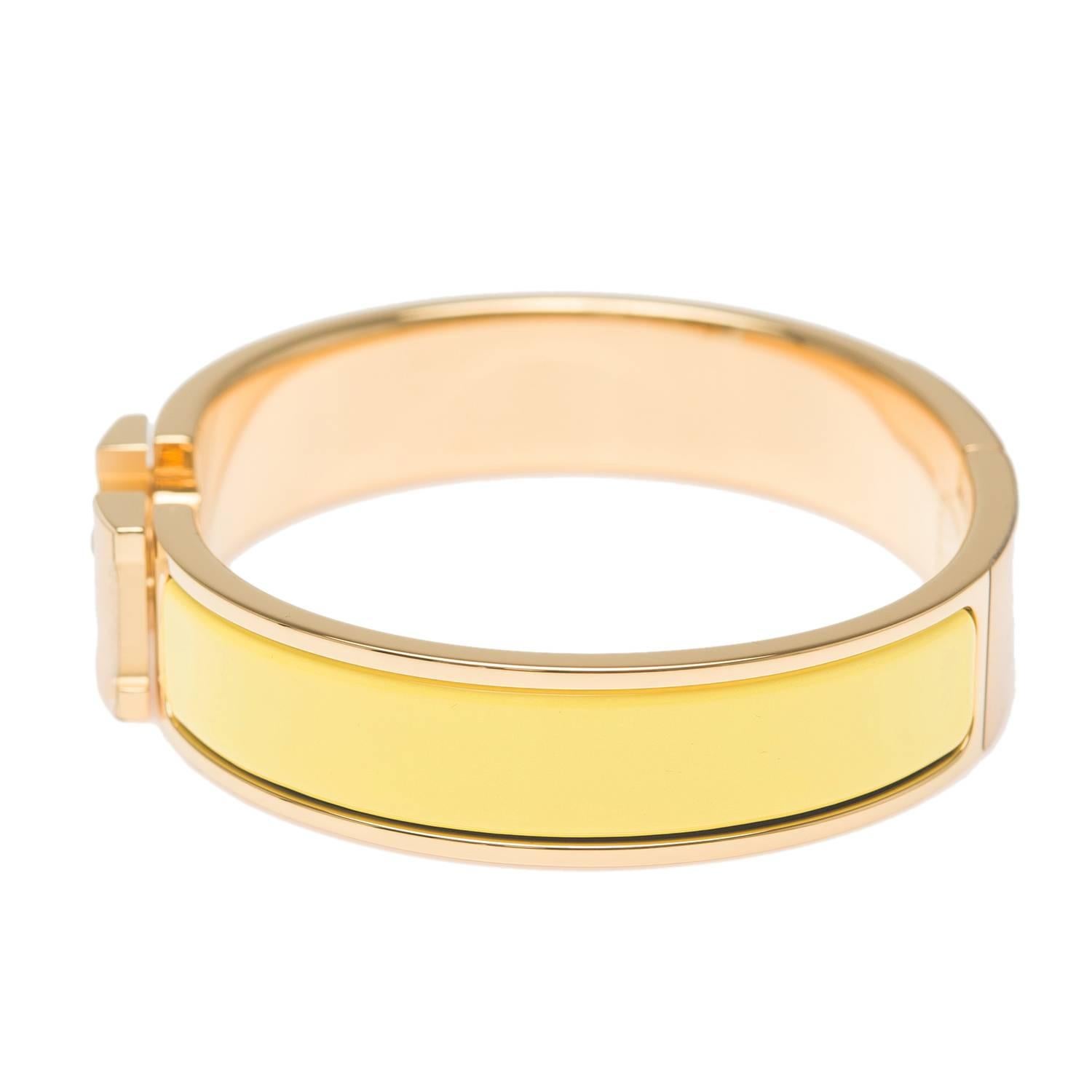 Hermes narrow Clic Clac H bracelet in Jaune Citron enamel closure with gold plated hardware in size PM.

Origin: France

Condition: Pristine; never worn

Accompanied by: Hermes box, Hermes dustbag, carebook

Measurements: Diameter: 2.25