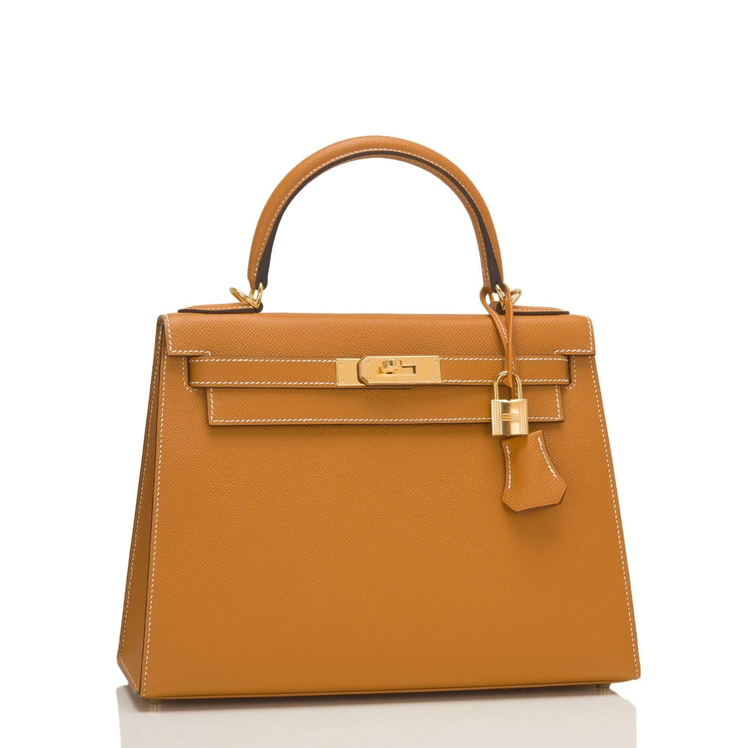 Hermes Toffee Sellier Kelly 28cm of epsom leather with gold hardware.

 This Kelly features contrasting white stitching, a front toggle closure, a clochette with lock and two keys and a single rolled handle.

The interior is lined with Toffee chevre