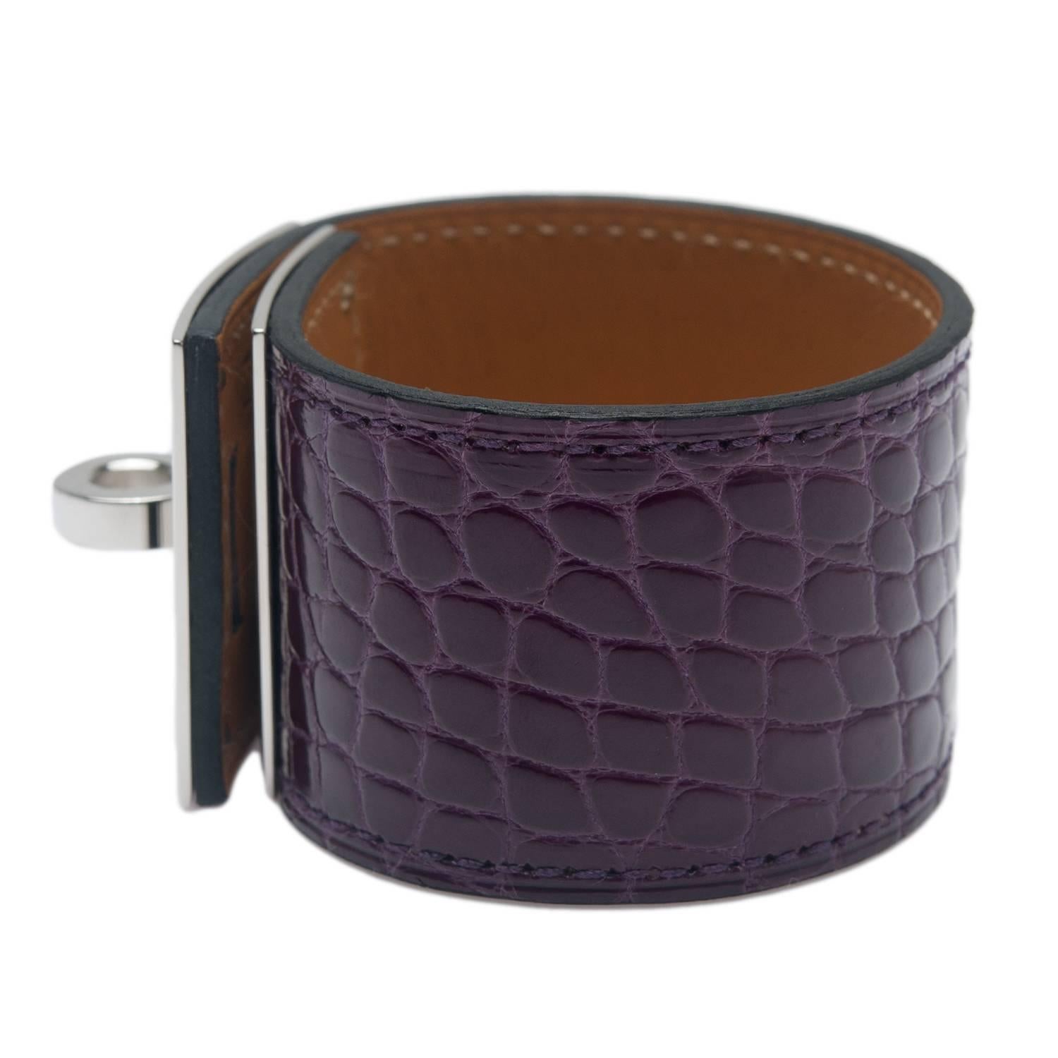 Hermes Kelly Dog Bracelet in Amethyst shiny alligator with palladium and silver plated hardware.

This adjustable cuff features a front palladium plated plate with three slots and the signature Kelly toggle closure.

Origin: France

Condition: