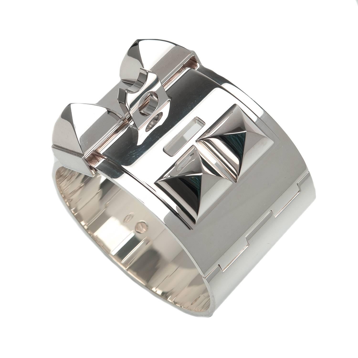 Hermes Collier de Chien (CDC) in sterling silver in a size Small.

This cuff, made entirely of sterling silver, features sterling silver pyramid studs, center ring and adjustable closure.

Origin: Germany

Condition: Pristine, never