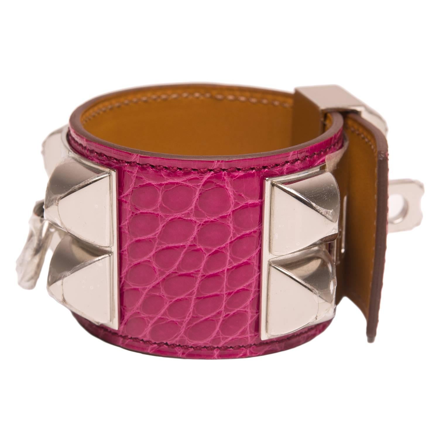 Hermes Limited Edition Collier de Chien (CDC) in Rose Scheherazade shiny alligator with palladium plated hardware in size small.

This style features palladium pyramid studs, center ring and adjustable push lock closure.

Origin: France

Condition: