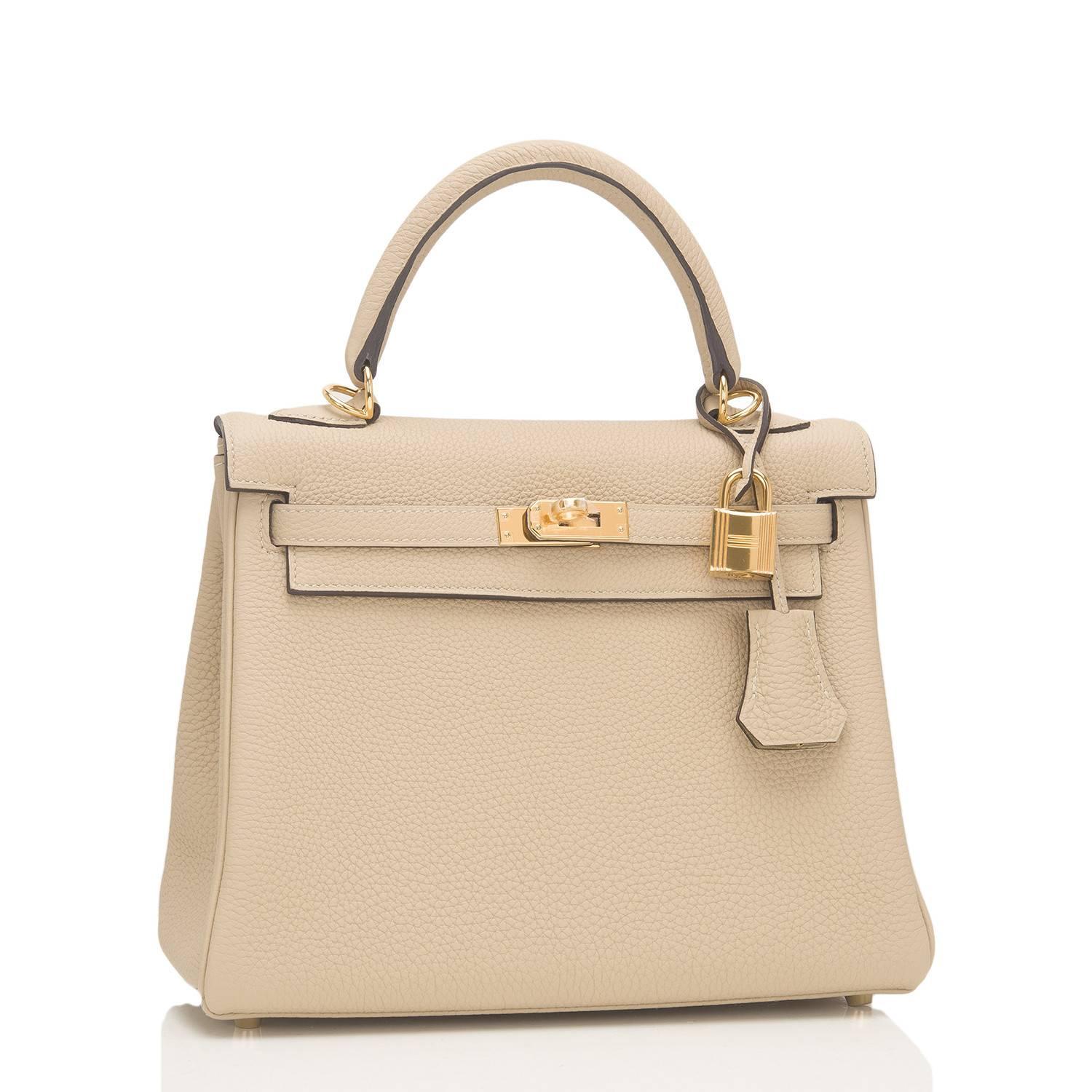 Hermes Trench Kelly 25cm of togo leather with gold hardware.

This Kelly in the Retourne style has tonal stitching, a front toggle closure, a clochette with lock and two keys, a single rolled handle, and a removable shoulder strap.

The Interior is