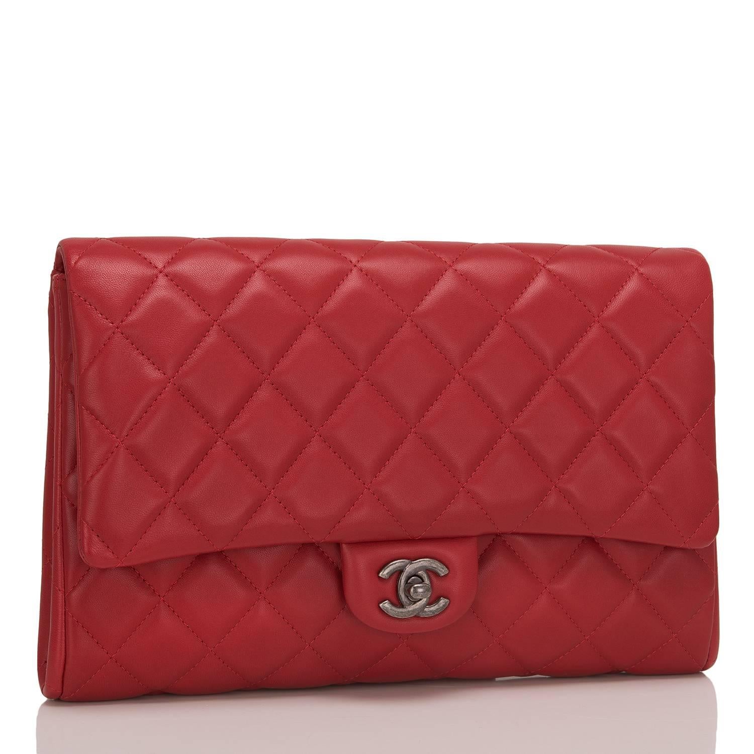 Red Lambskin New Clutch With Chain In New Condition In New York, NY