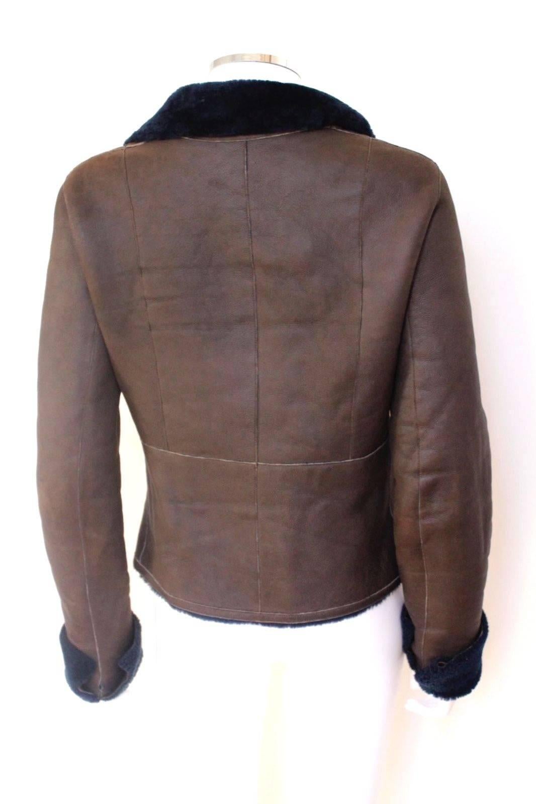 Amazing CHANEL Brown Leather Blue Shearling Lambskin Jacket F 38 UK 10
This is a lovely lambskin jacket from Chanel's 2004 collection, featuring navy blue shearling and front pockets. 
In excellent condition, small signs of wear like the creasing