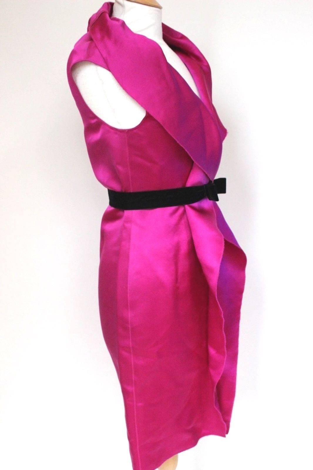 New £2235 Lanvin Alber Elbaz 10 year anniversary black shift Dress 38 uk 10 
Show stopping fuchsia pink dress, featuring two large ruffles to the front 
The neck line can be changed to suit your style 
Velvet belt to the waist, zip fastening to