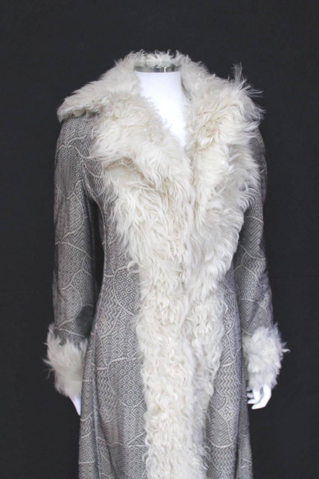 Christian Dior Beige Sheepskin Shearling Lace Overlay Suede Coat UK 8
Amazing long shearling coat from Christian Dior Paris features white shearling double collar

Delicate black lace overlay throughout. 

Long sleeve with hook eye closure to