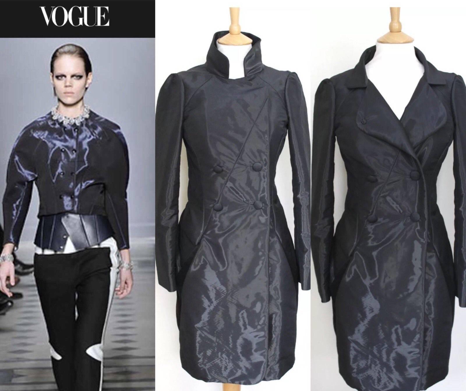 Balenciaga Shiny Wet Look Navy Structured Coat UK 8
This is an iridescent coat from Fall 2008 Collection designed by Nicolas Ghesquière
Lightly padded navy double-breasted iridescent coat with dual pockets at hips and front closures.
Gathered at