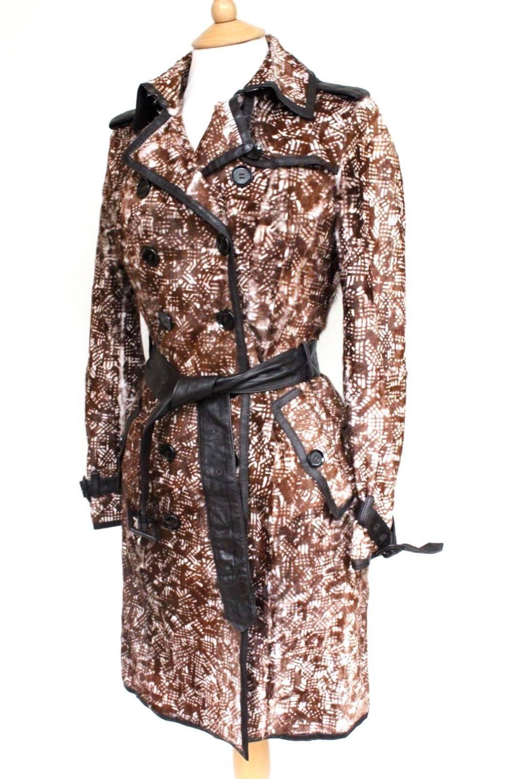 £2580 Burberry Brown Abstract Print Rabbit Fur Leather Trench Coat UK 8
Stunning fur coat from Burberry, featuring printed rabbit fur with contracting leather trim 
Double breasted botton closure, leather belt 
Length 37 inches, sleeve 23 inches,