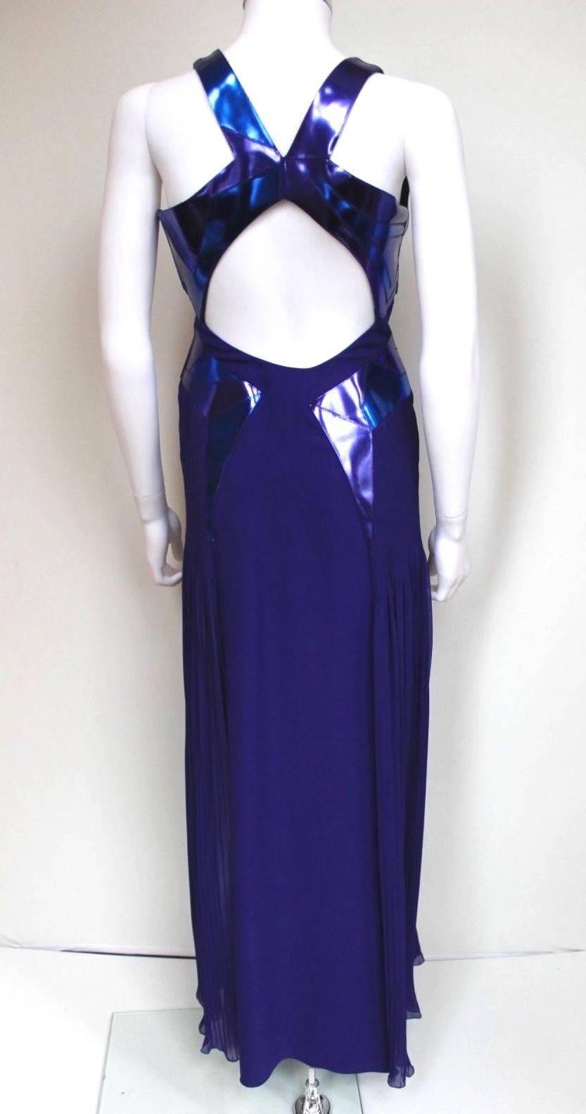 Versace Ladies Purple Blue Leather FW 2010 Catwalk Gown Dress 38 uk 6 
Purple Silk Gown with leather bodice 
Versace is known for its floor-skimming gowns. 
Make an entrance at your next formal occasion with this stunning dress
87% silk, 13%