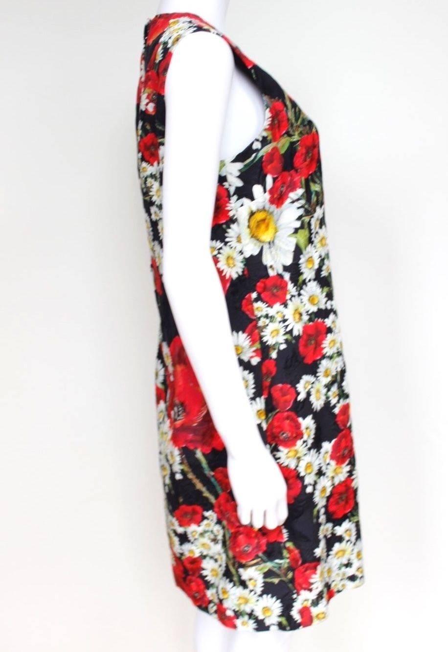 DOLCE & GABBANA 2016 Daisy and Poppy Print Shift Dress It 44 Uk 12 
Black, red and white stretch cotton and silk blend daisy and poppy print dress from Dolce & Gabbana featuring a round neck, a sleeveless design, a rear zip fastening, a fitted waist