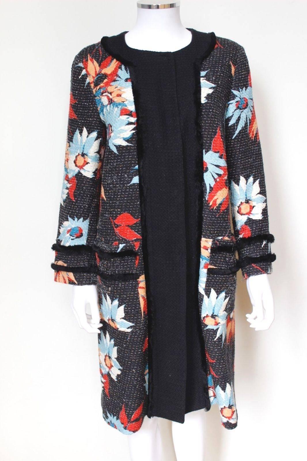 £2175 Etro Black Floral Bouclé Trim Coat 48 uk 14- 16

Bouclé black blue floral collarless coat, perfect for spring 

Polyester 6% Polyamide 2%Viscose 5%,Cotton 87%

Length 38 inches, sleeves 21.5 inches, chest 21 inches across laid flat 
