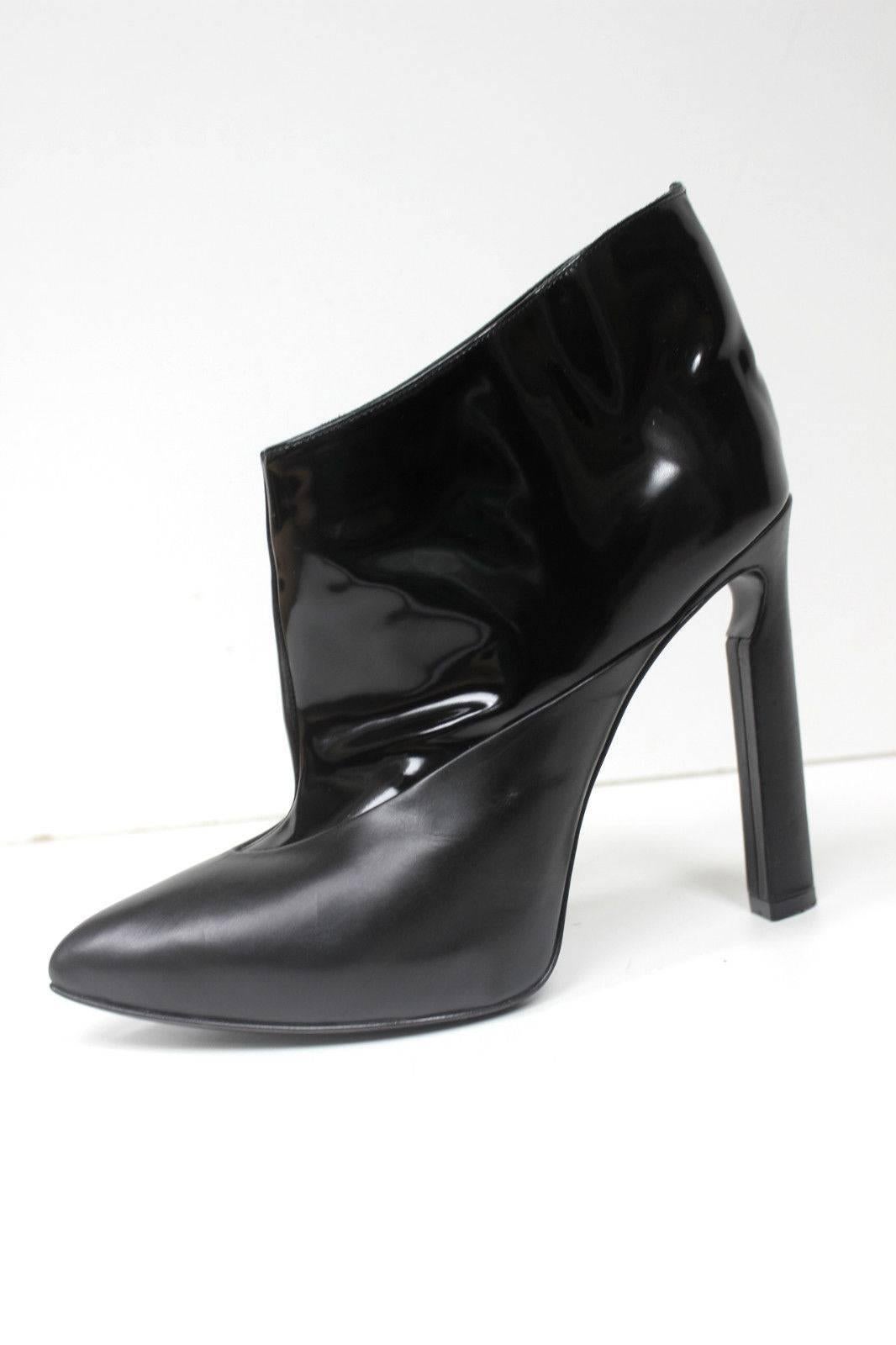 Jimmy Choo Diad Black Patent Leather Pointed Ankle Boots 39 uk 6
Black leather 'Diad' booties from Jimmy Choo featuring a pointed toe, contrasting leather panels and a sculpted high heel
5 inch heel, 3/4 inch platform 
Used only once in very good