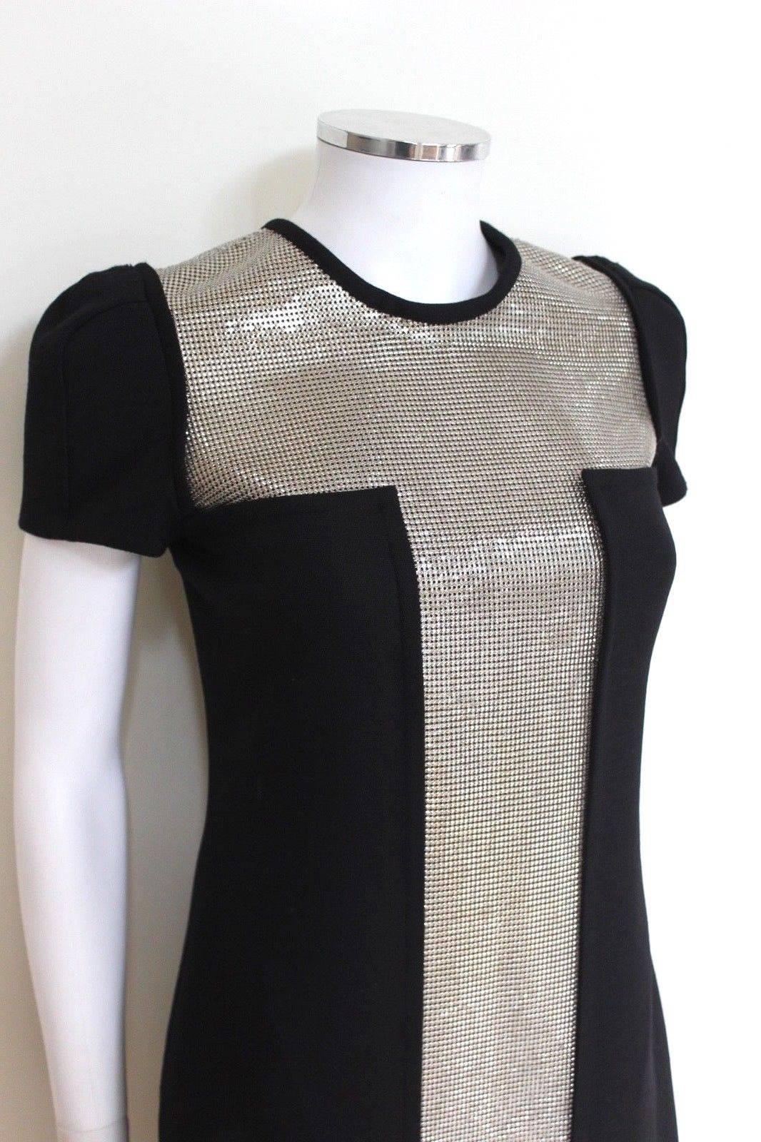 Versace Robe noire en laine mélangée avec panneaux en cotte de mailles 42 uk 10 

Versace confère une touche glamour au style guerrier urbain avec cette robe en laine mélangée ornée de panneaux en cotte de mailles. 

Conçue dans une silhouette chic