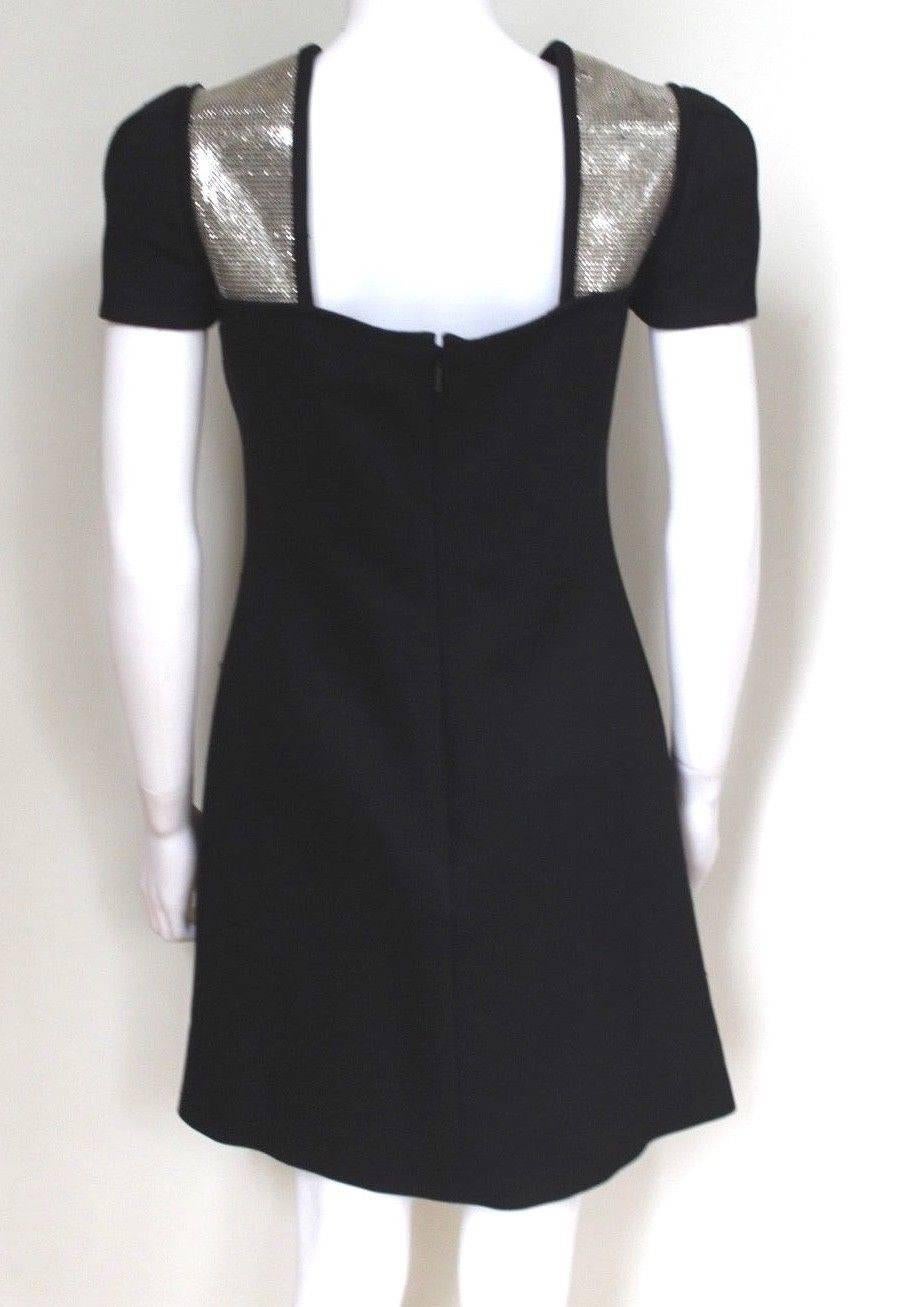 Versace Robe noire en laine mélangée avec panneaux en cotte de mailles 42 uk 10 Neuf - En vente à London, GB