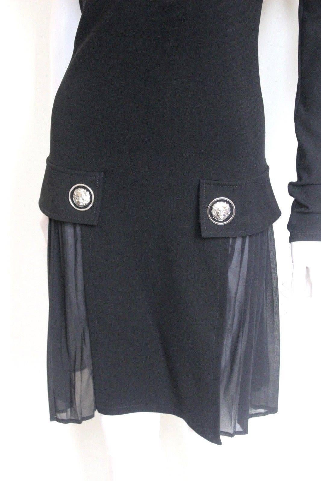 Versus Versace Fall 2015 Black Sleeve Pleated Dress it 42 UK 10- 8 In New Condition For Sale In London, GB