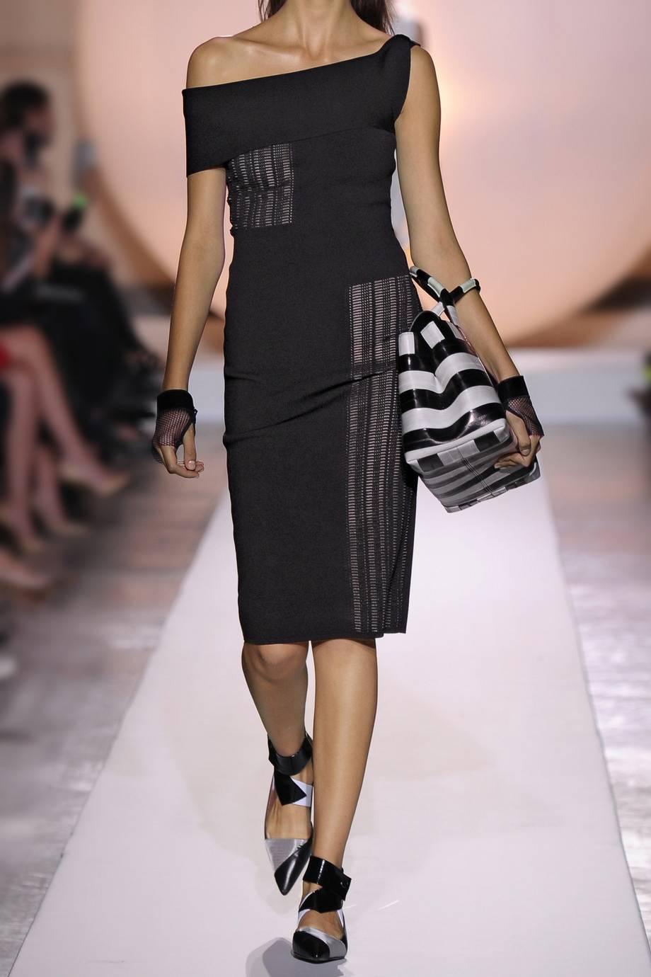 ROLAND MOURET Mable Black stretch-jersey dress M

Roland Mouret's 'Mable' dress caught our eye on the Spring '14 runway - it's the perfect LBD update. 

This off-the-shoulder style is cut for a close fit and looks best with heels and simple
