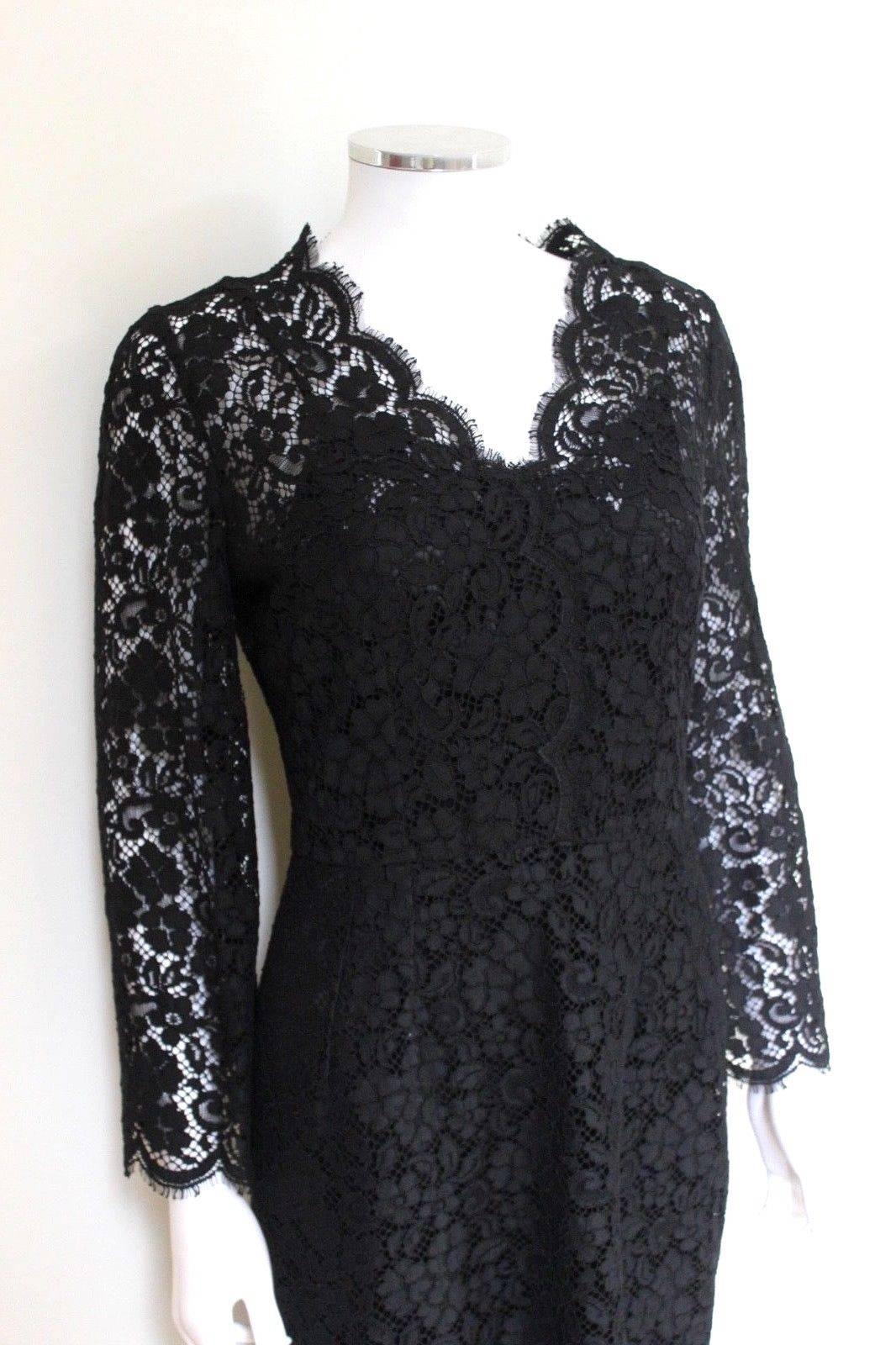 
New £1983 Dolce and Gabbana Black Lace Overlay Dress Italian 44 uk 12
Dolce and Gabbana perfects modern seduction with his signature form fitting silhouettes. 
V neckline.
Long sleeves.
Sheath silhouette.
Scalloped hem.
Hidden back