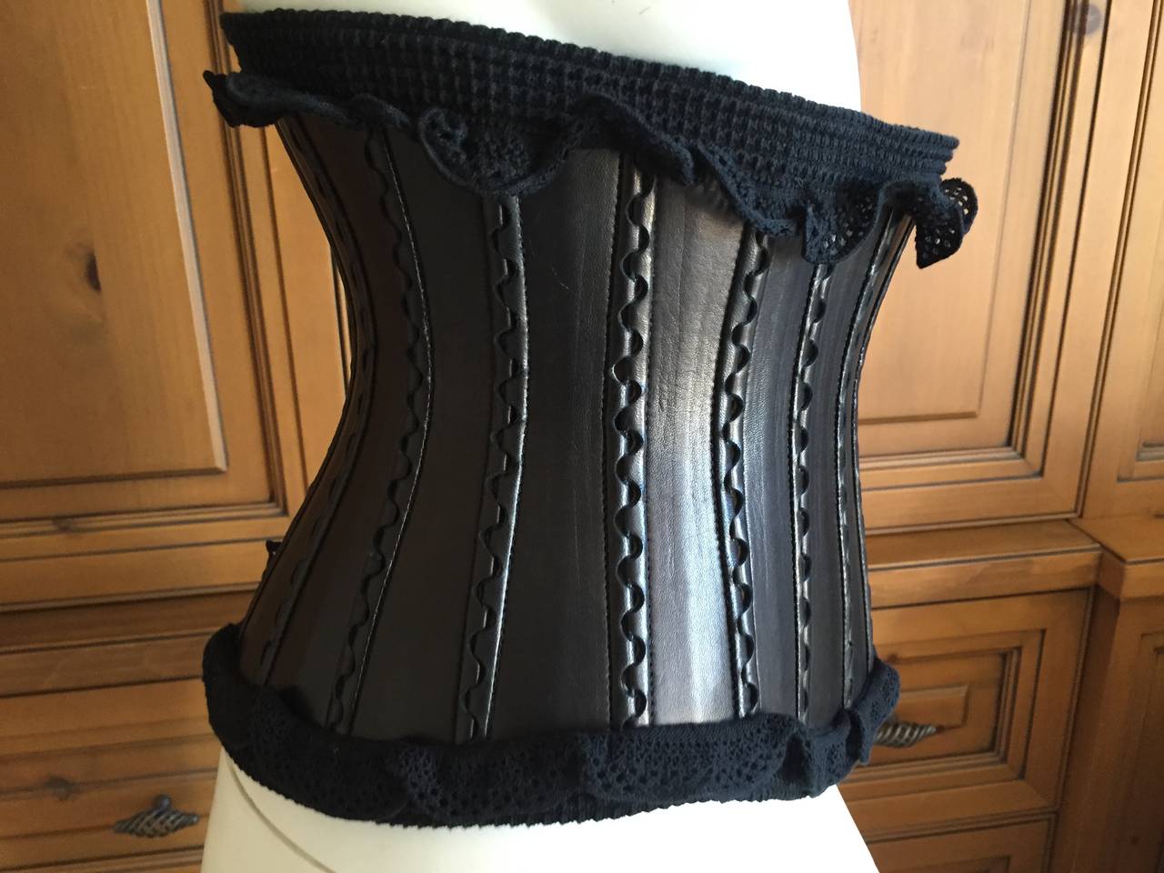 Azzedine Alaia iconic wide black corset belt 
Black leather with macrame ruddle at top and bottom
This is from Fall 2007, made in France

                                sz 40

will fit  25