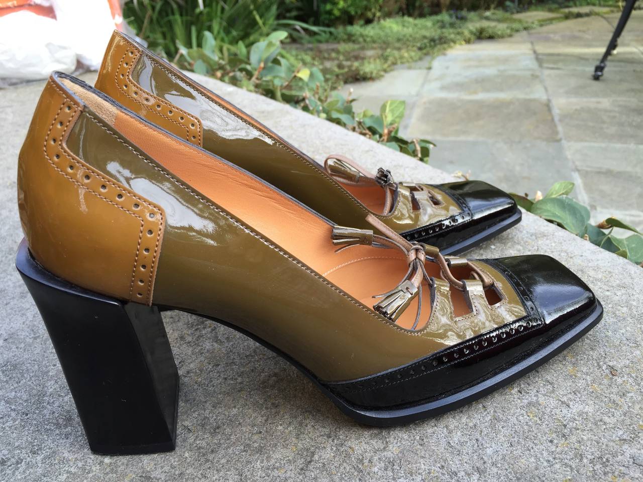 Hermes fun and funky patent leather pumps with a chinky heel.
Sz 38 1/2