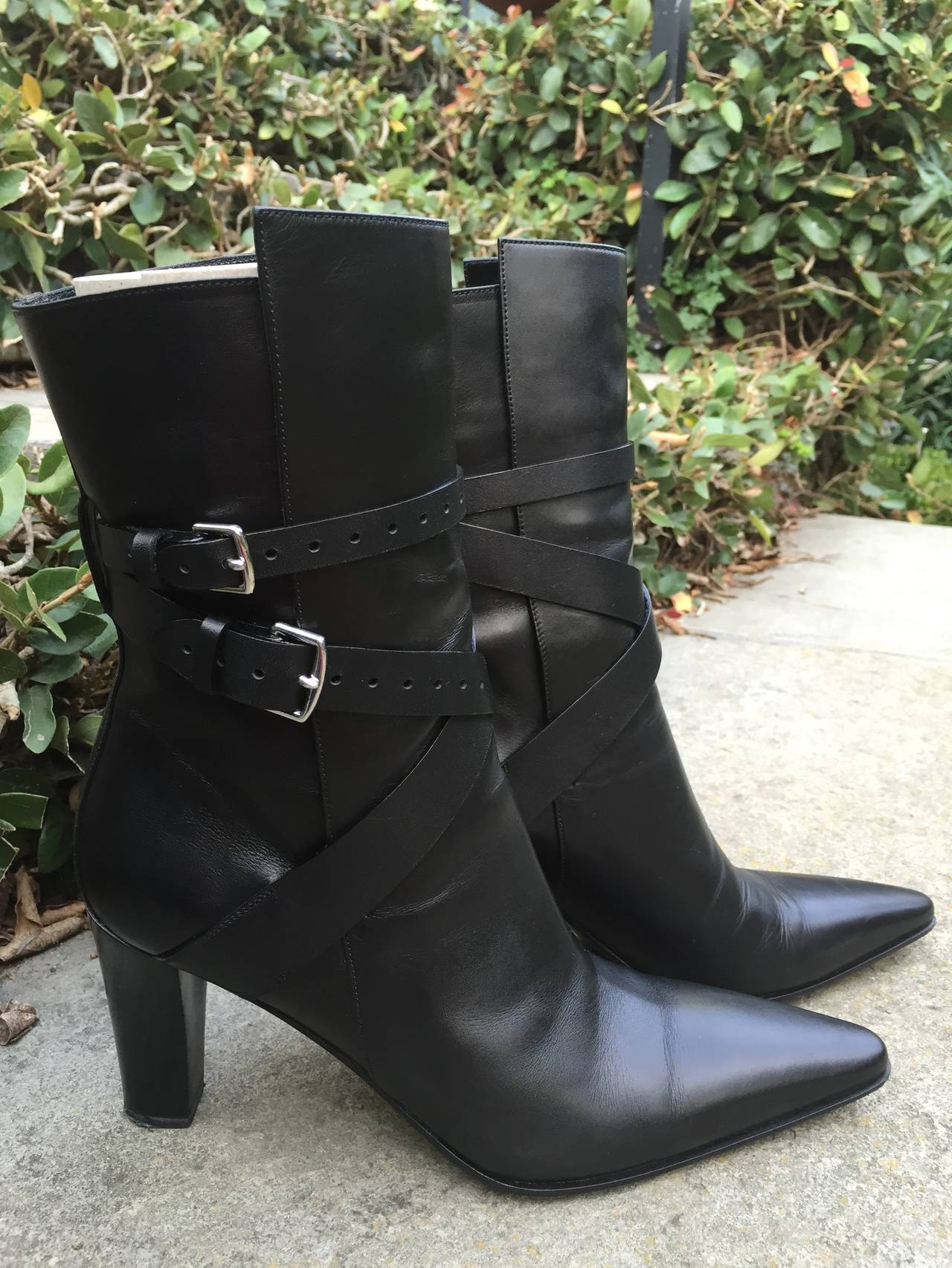 Gorgeous black leather boots with buckle straps from Hermes circa JPG.
Sz 39
Worn once, in excellent condition in Hermes box.
