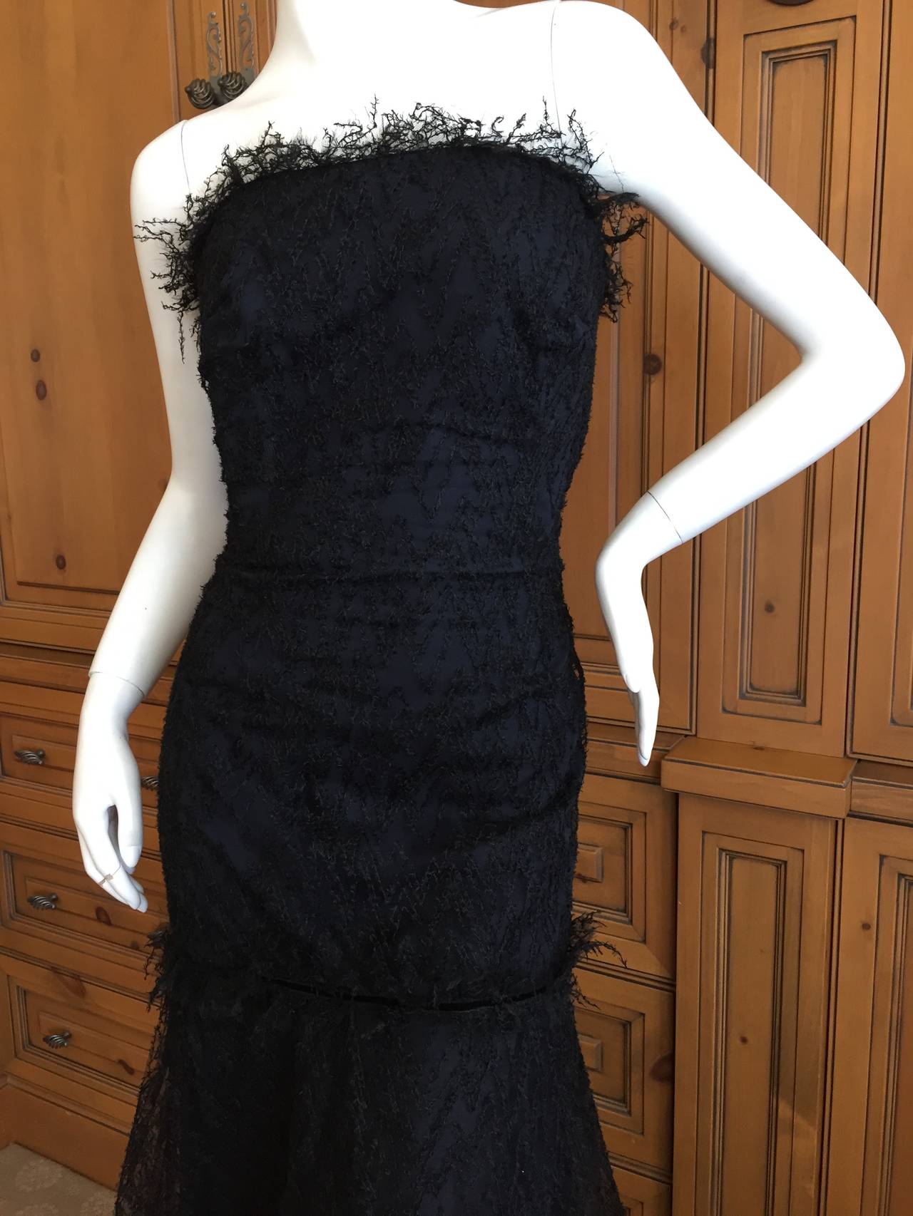 Carolina Herrera Lace Strapless Gown In Excellent Condition In Cloverdale, CA