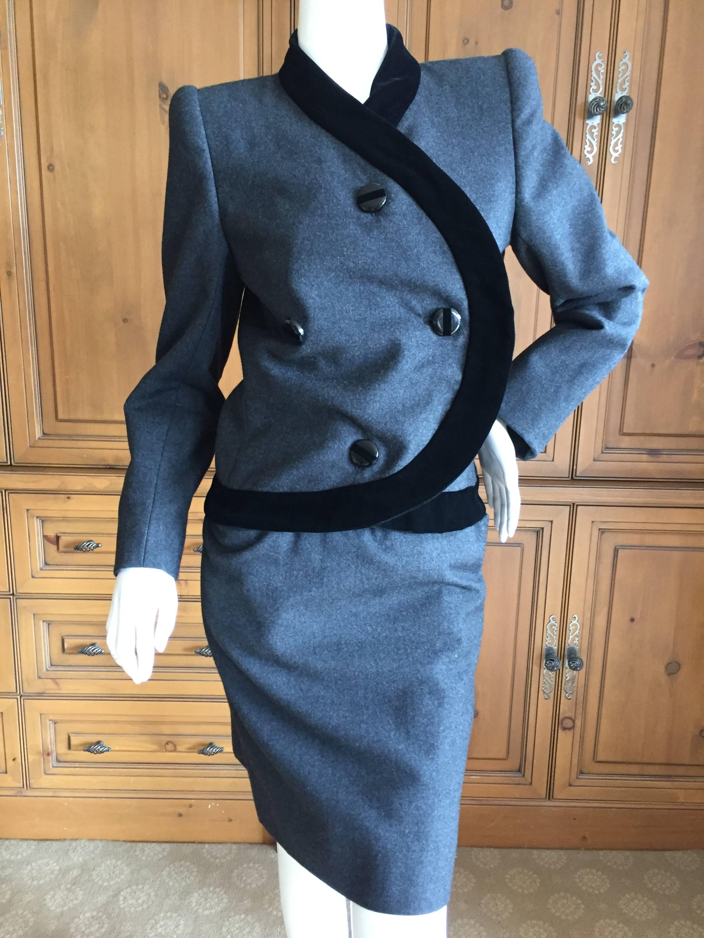 Jacqueline de Ribes Paris Graphic Gray and Black Velvet Accented Skirt Suit

Hand made in France, this is an excellent example of the style of Jacqueline De Ribes, whose collection is currently on exhibit at the Met Museum Costume Institute.