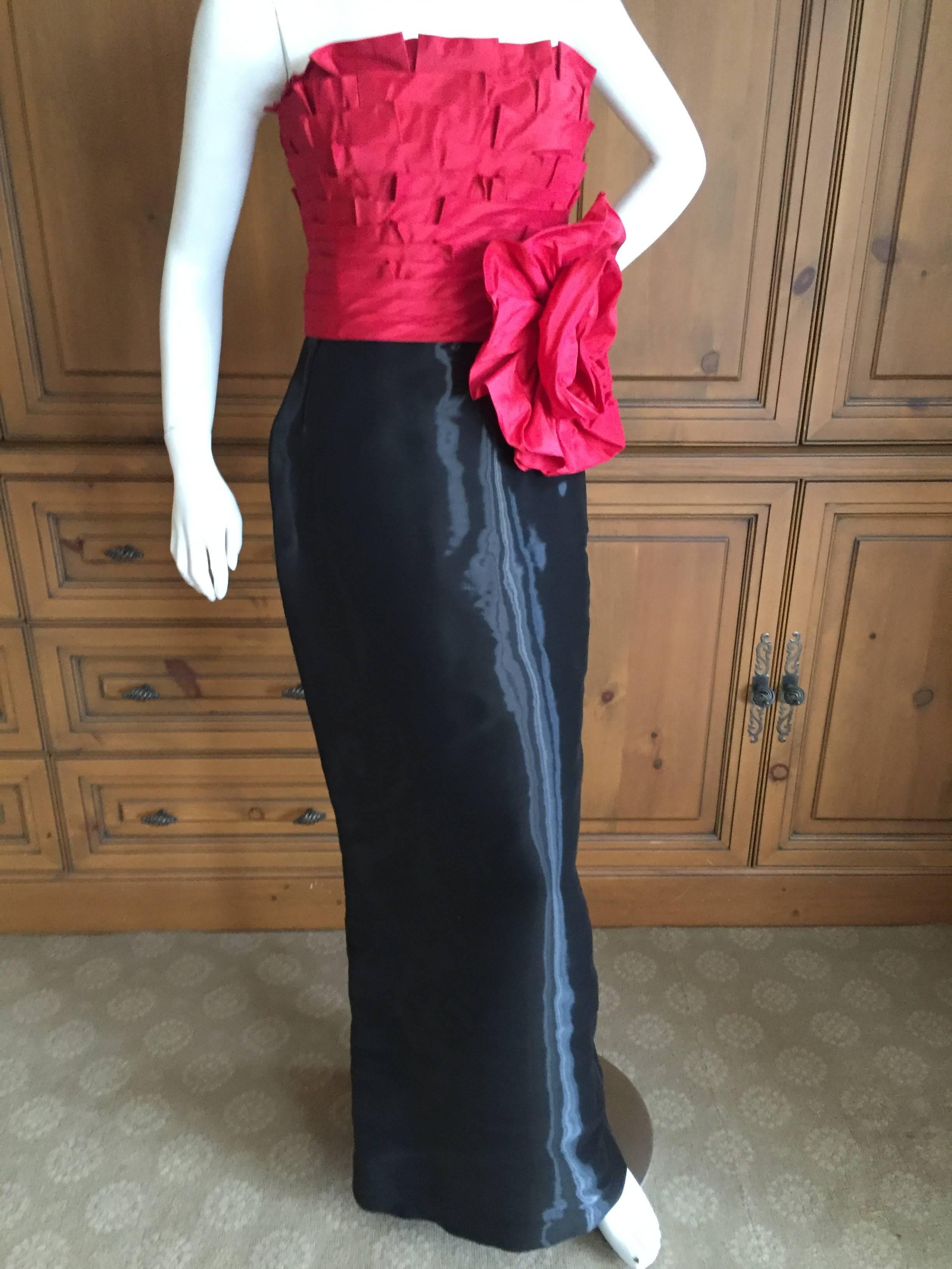 Elegant evening gown from Oscar de la Renta.
The skirt has a wonderful shine, with a dramatic silk flower at the waist.
Featuring a full inner corset.
Bust 36