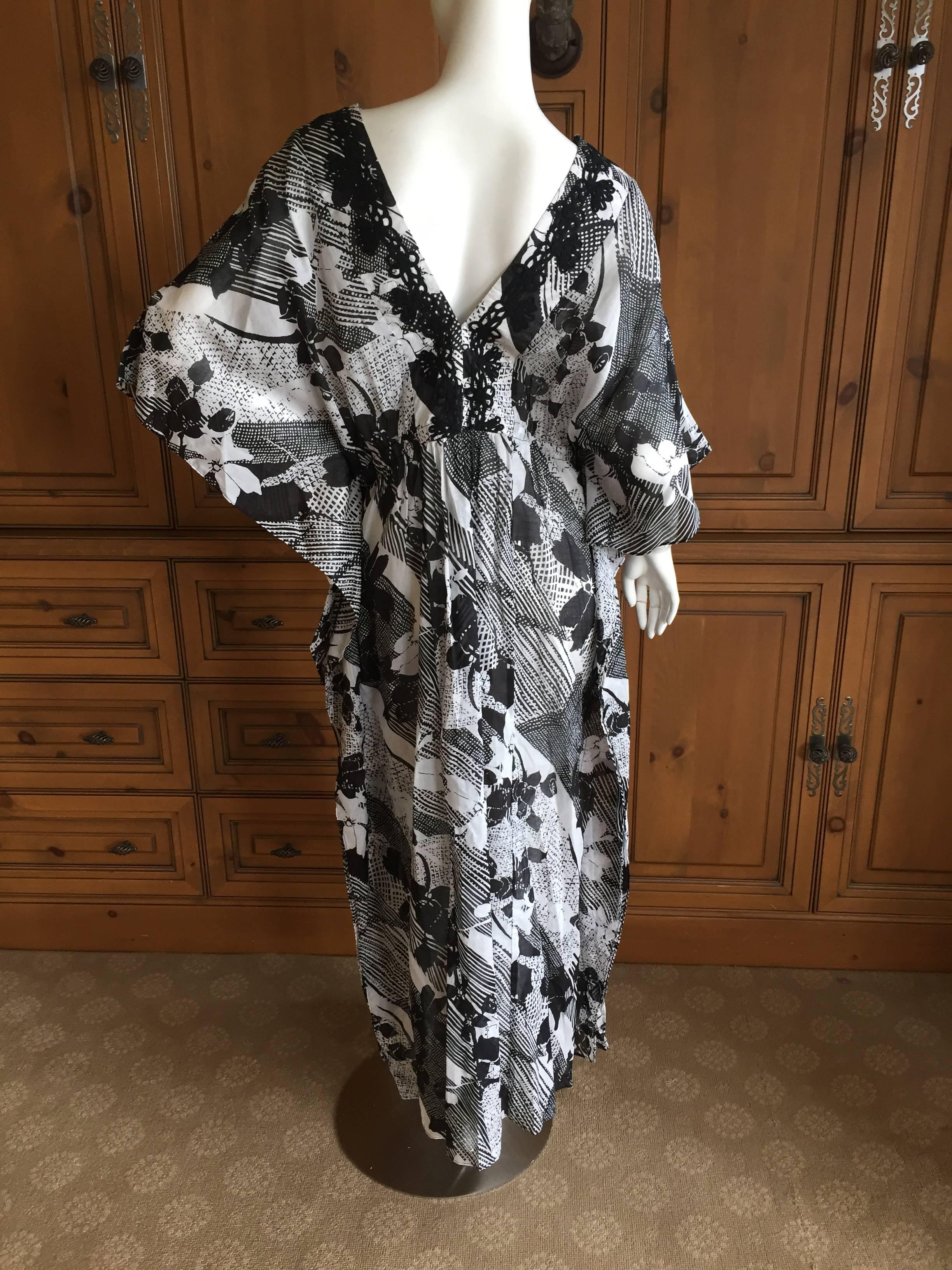 Beautiful fine cotton floral caftan from Oscar de la Renta. 
Embellished with embroidery at bust.
New with tags.
Size XL
BUst 44