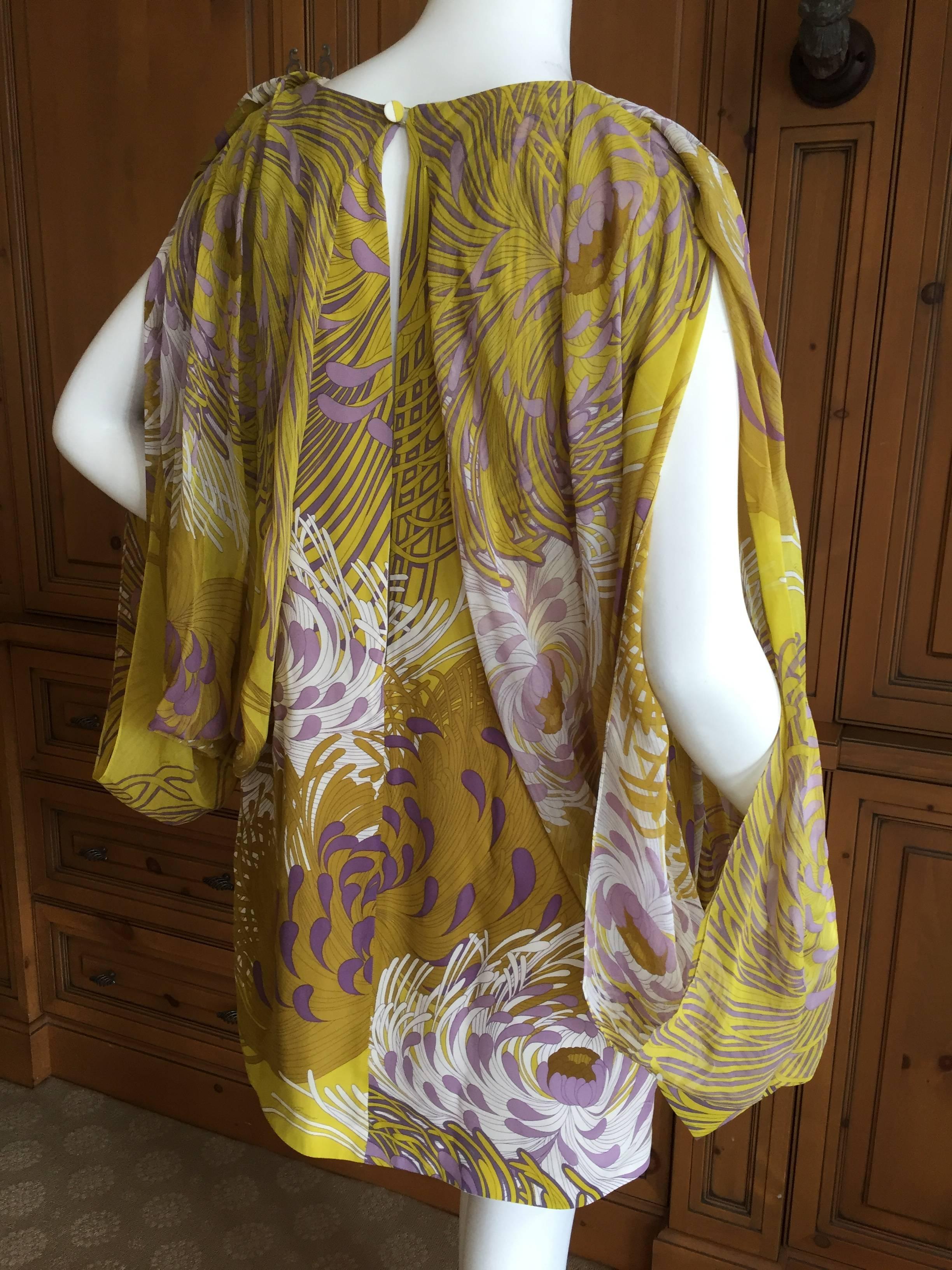 Gucci Silk Chiffon Chrysanthemum Print Mini Dress with Kimono Sleeves In Excellent Condition In Cloverdale, CA