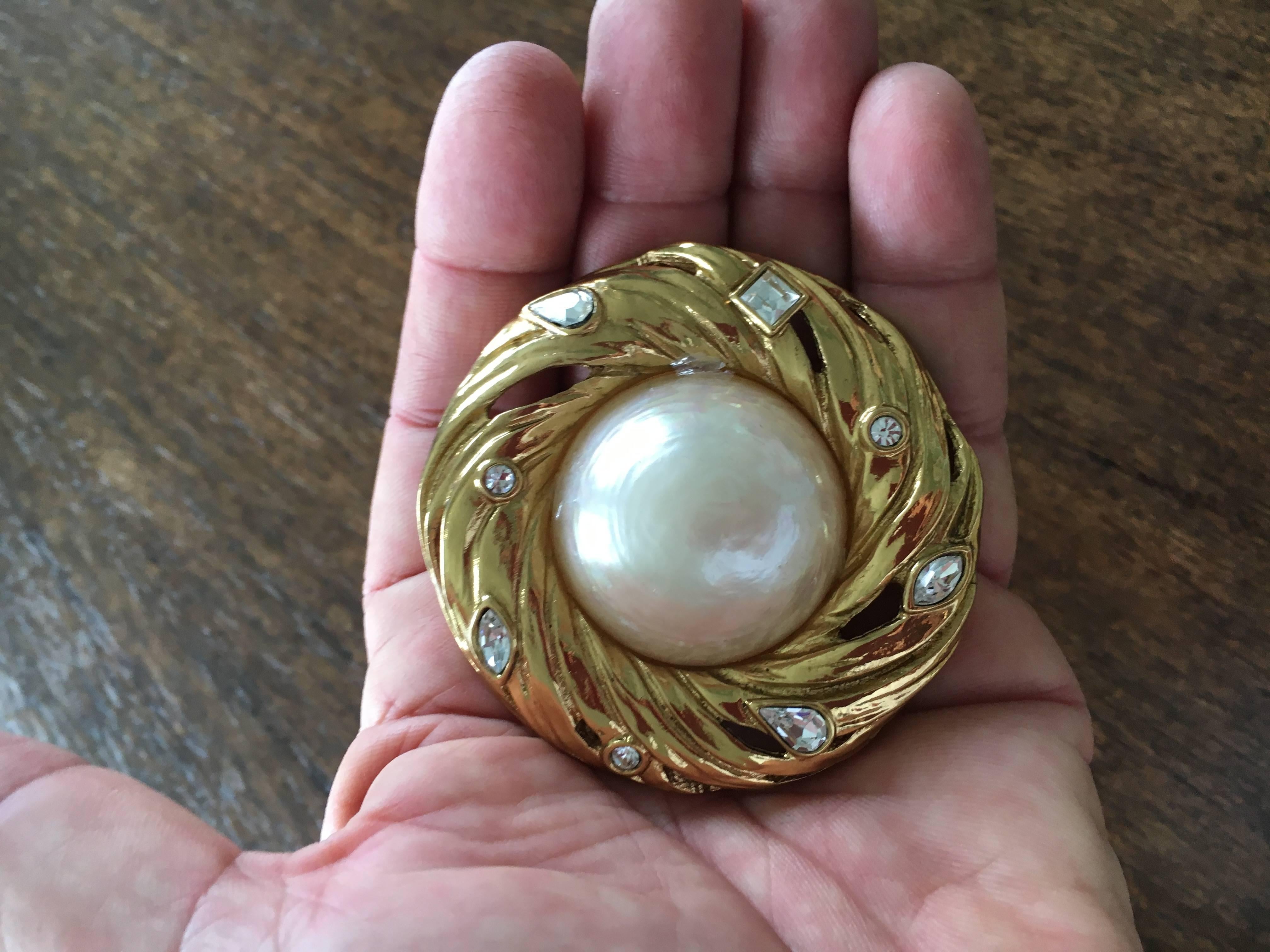 Yves Saint Laurent Vintage Large Pearl and Crystal Brooch.
There is a hook on the back to hang as a pendant.
3
