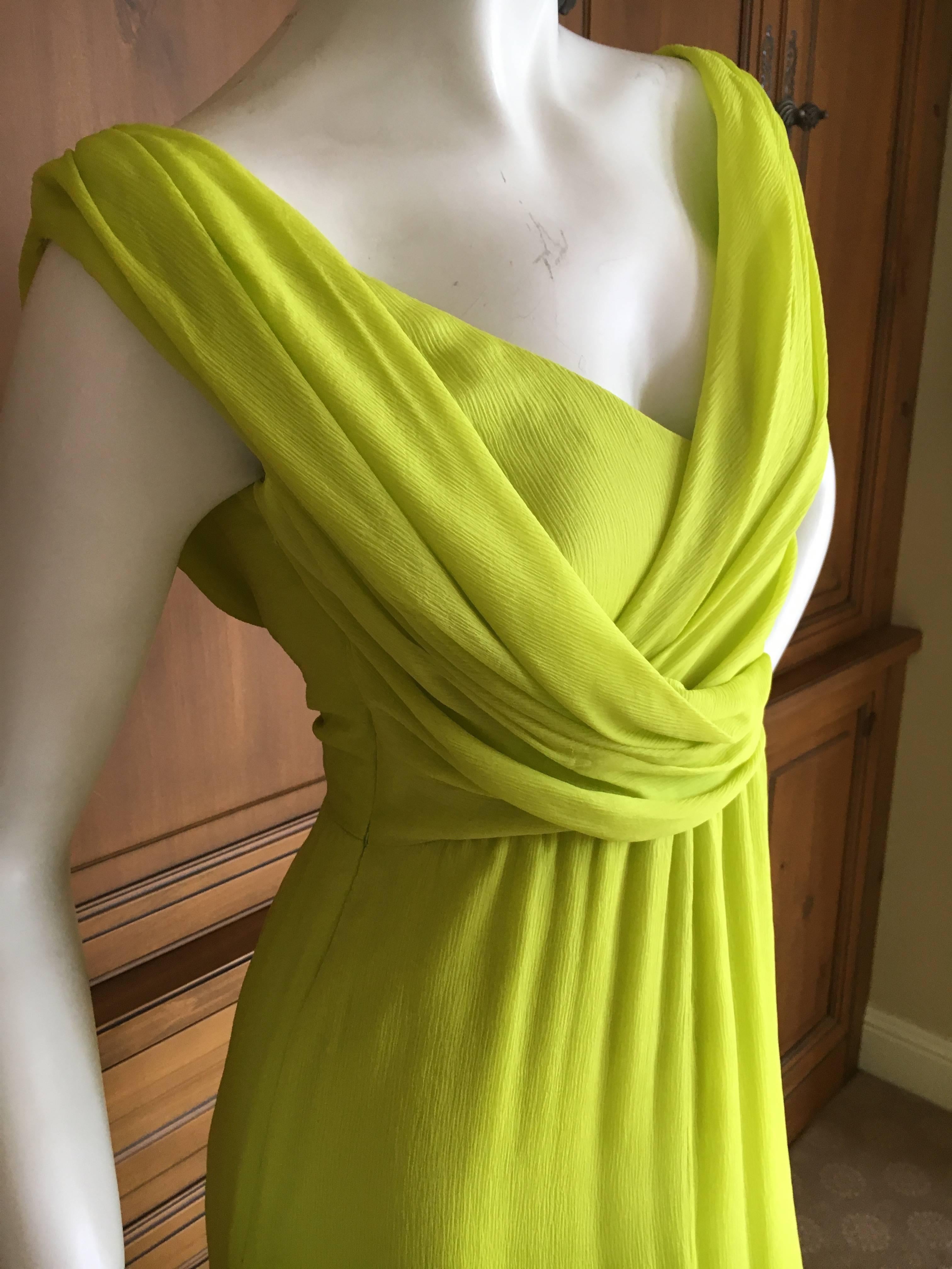 Oscar de la Renta Neon Green Silk Chiffon Goddess Gown.
Size 0
Bust 34"
Waist 24"
Hips 36"
Length 62"
Excellent condition