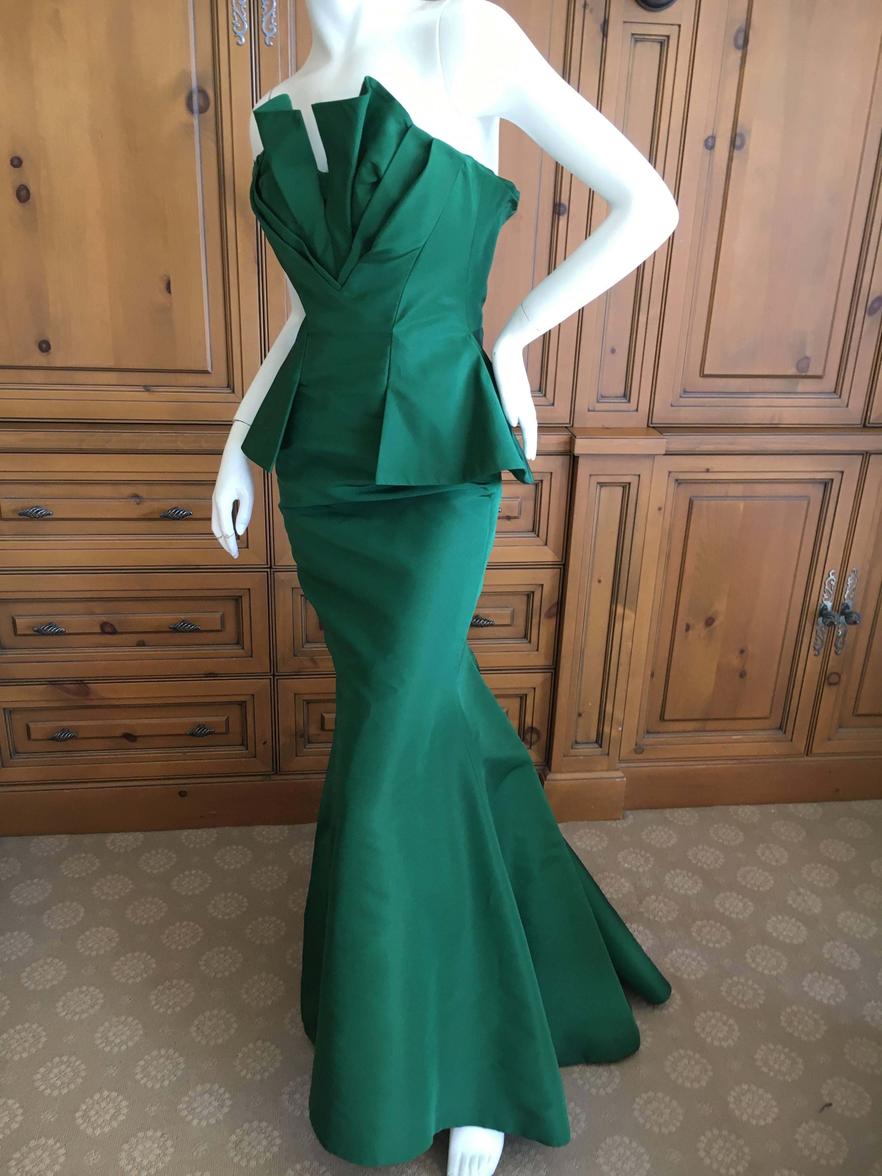 Oscar de la Renta Emerald Green Taffeta Mermaid Gown.
This is so pretty with a heart shape folded treatment at bust with a full mermaid skirt that billows out from the hips.
Bust 34"
Waist 25"
Hips 39"
Length 55
Excellent conditon