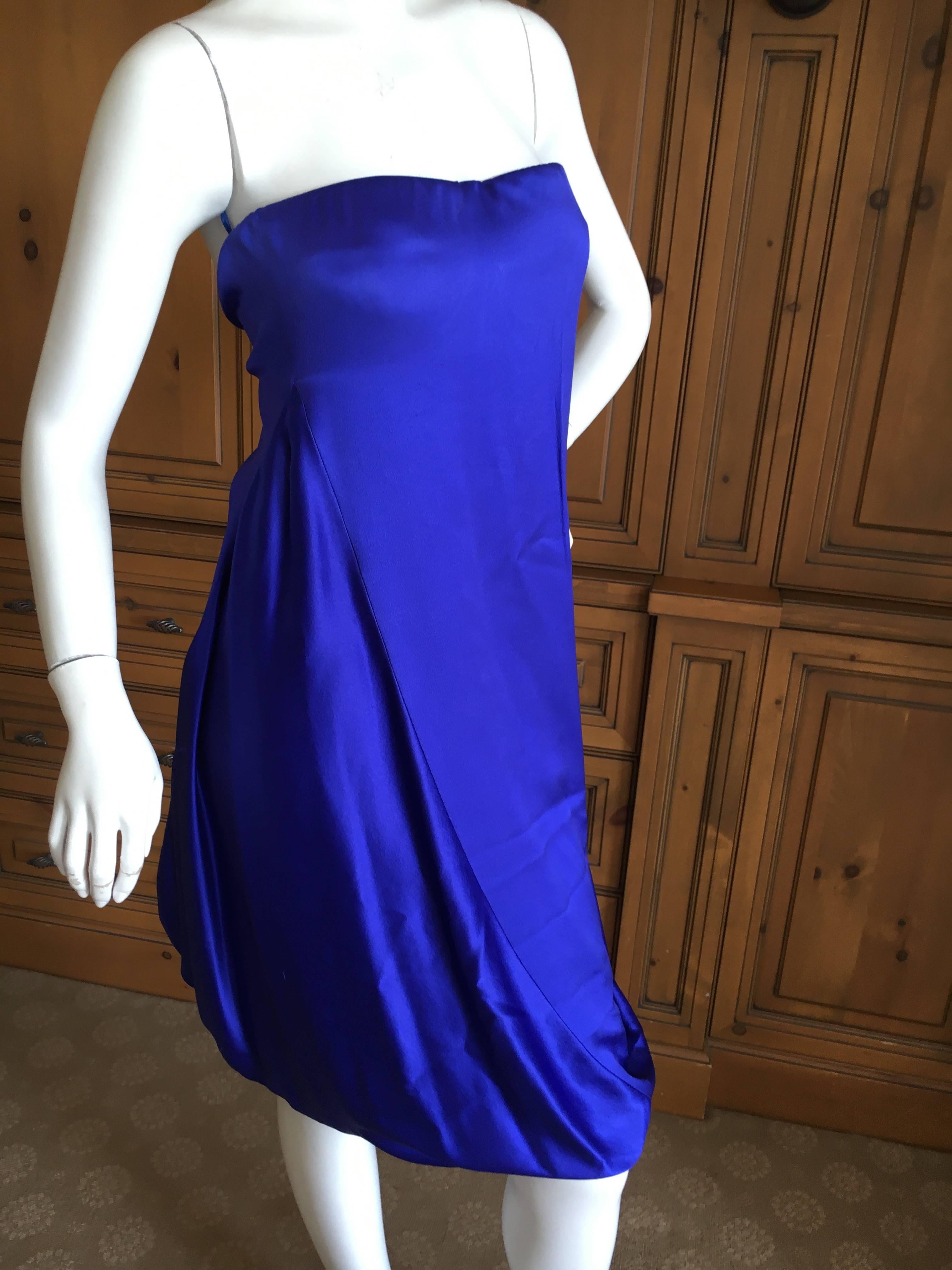 Alexander McQueen 2009 Royal Blue Draped Strapless Dress with Inner Corset.
This is such a lovely dress, the photos don't quite capture it.
Size 44
Bust 36"
Waist 32"
Hips 42"
Length 40"
Excellent condition