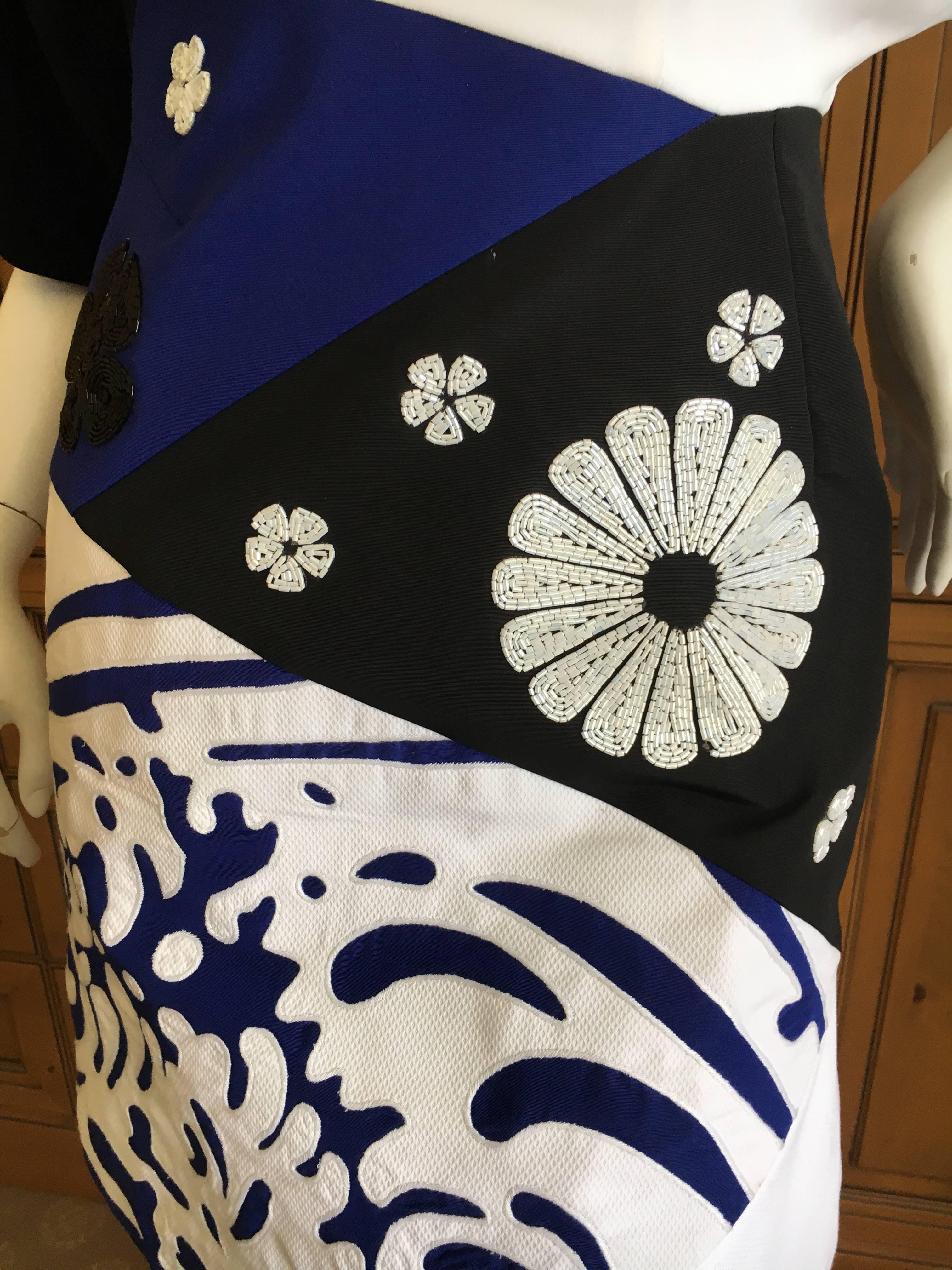 Andrew Gn Graphic Short Sleeve Dress, so reminiscent of Matisse cut outs.
Size 36
Bust 34"
Waist 28"
Hips 40"
Length 30"
There is a very faint spot, see last photo .