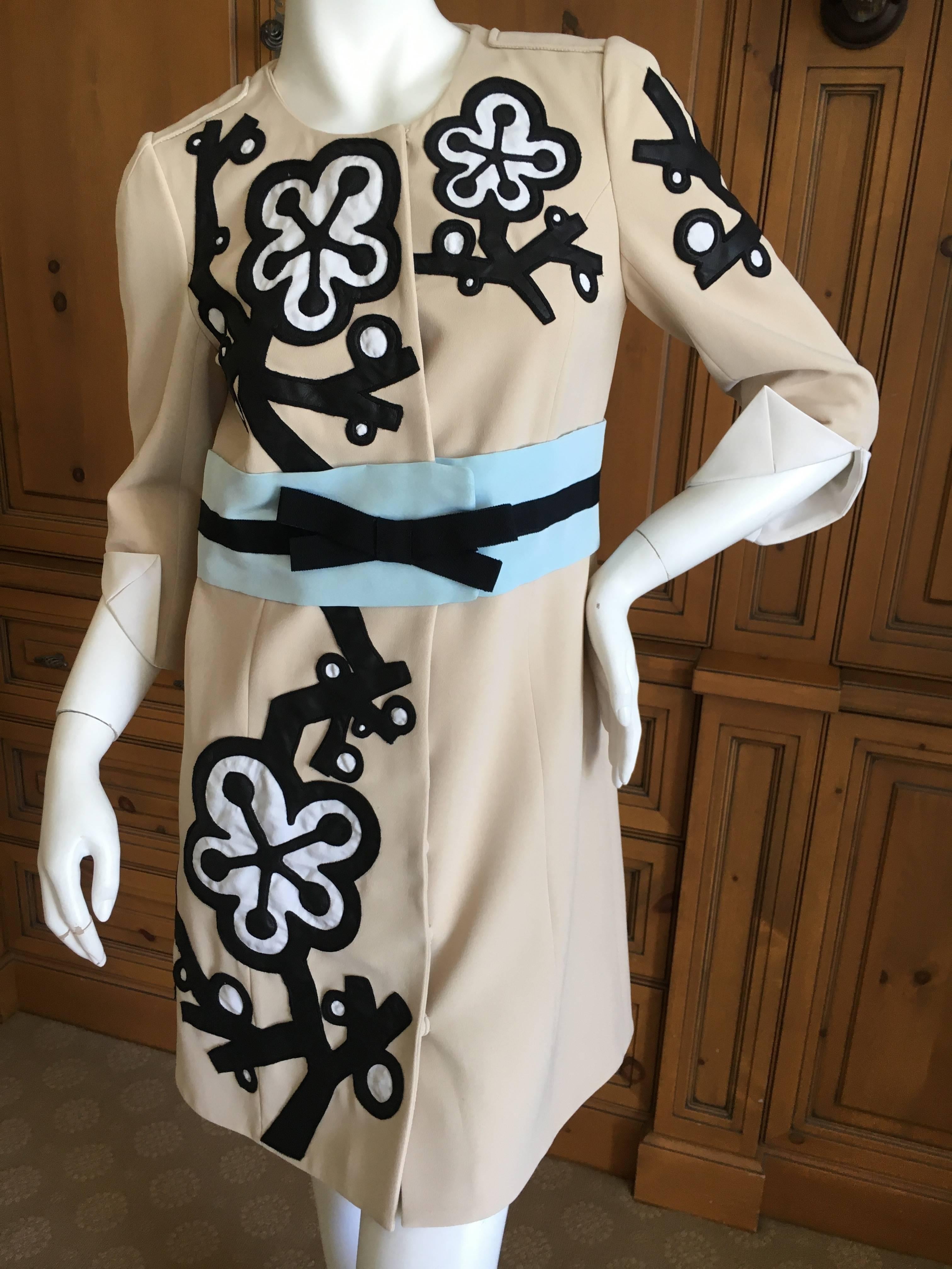 Andrew Gn Paris Graphic Belted Coat
Size 36
Bust 36"
Waist 32"
Hips 40"
Length 37"
Excellent condition