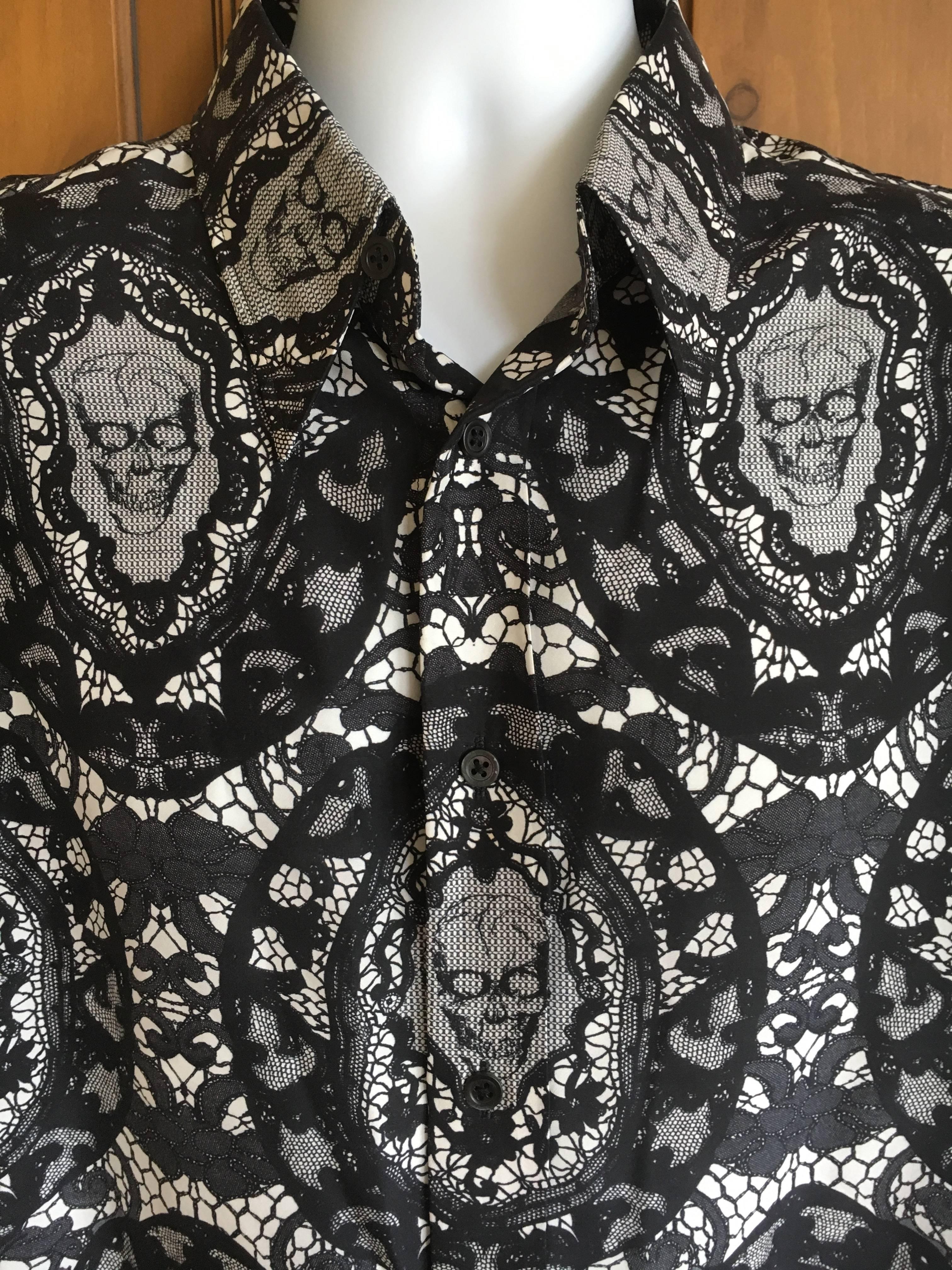 Alexander McQueen Fantastic Death Head Skull Silk Dress Shirt With French Cuffs.

I've never come across this print before, it looks like the skull is wearing glasses.

Beautifully made, a great collectable McQueen.

Size 54

 Chest 44