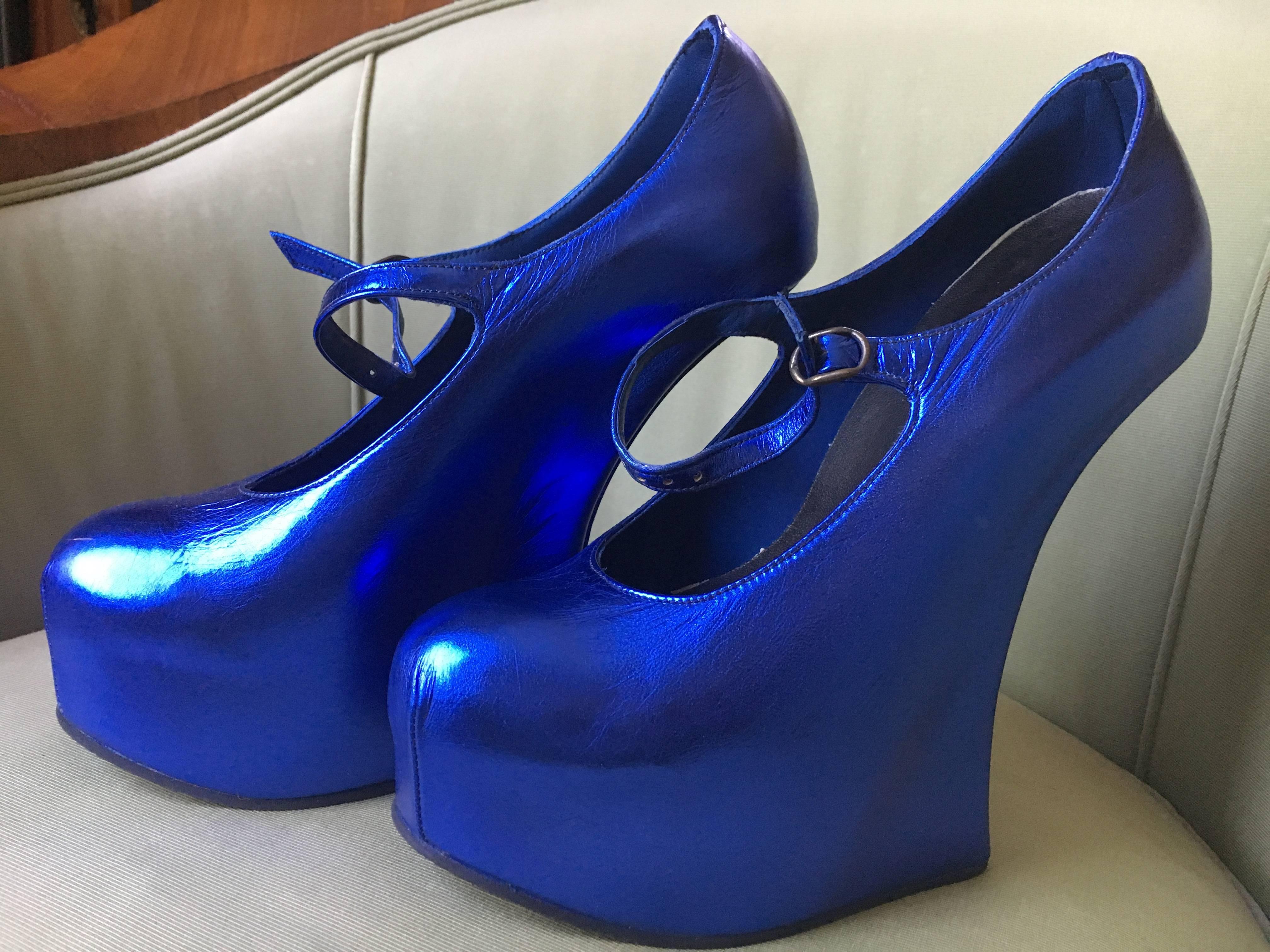 Natacha Marro London Neon Blue Metallic Leather Heelless Platform Mary Jane Pump In Excellent Condition For Sale In Cloverdale, CA