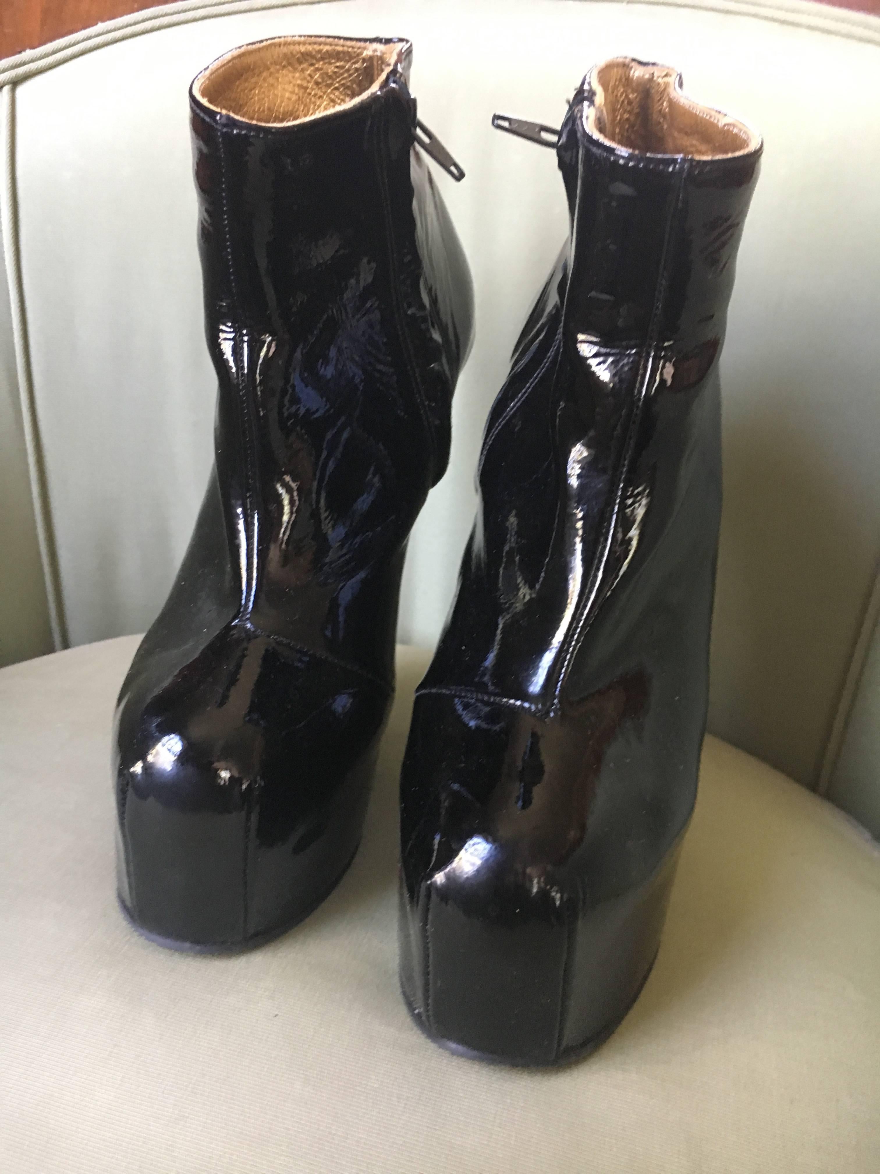 Natacha Marro London Black Patent Leather Fetish Heelless Platform Booties
Sz 10 US
A favorite of Daphne Guinness and Lady Gaga, these shoes are amazingly comfortable
Great pre owned condition