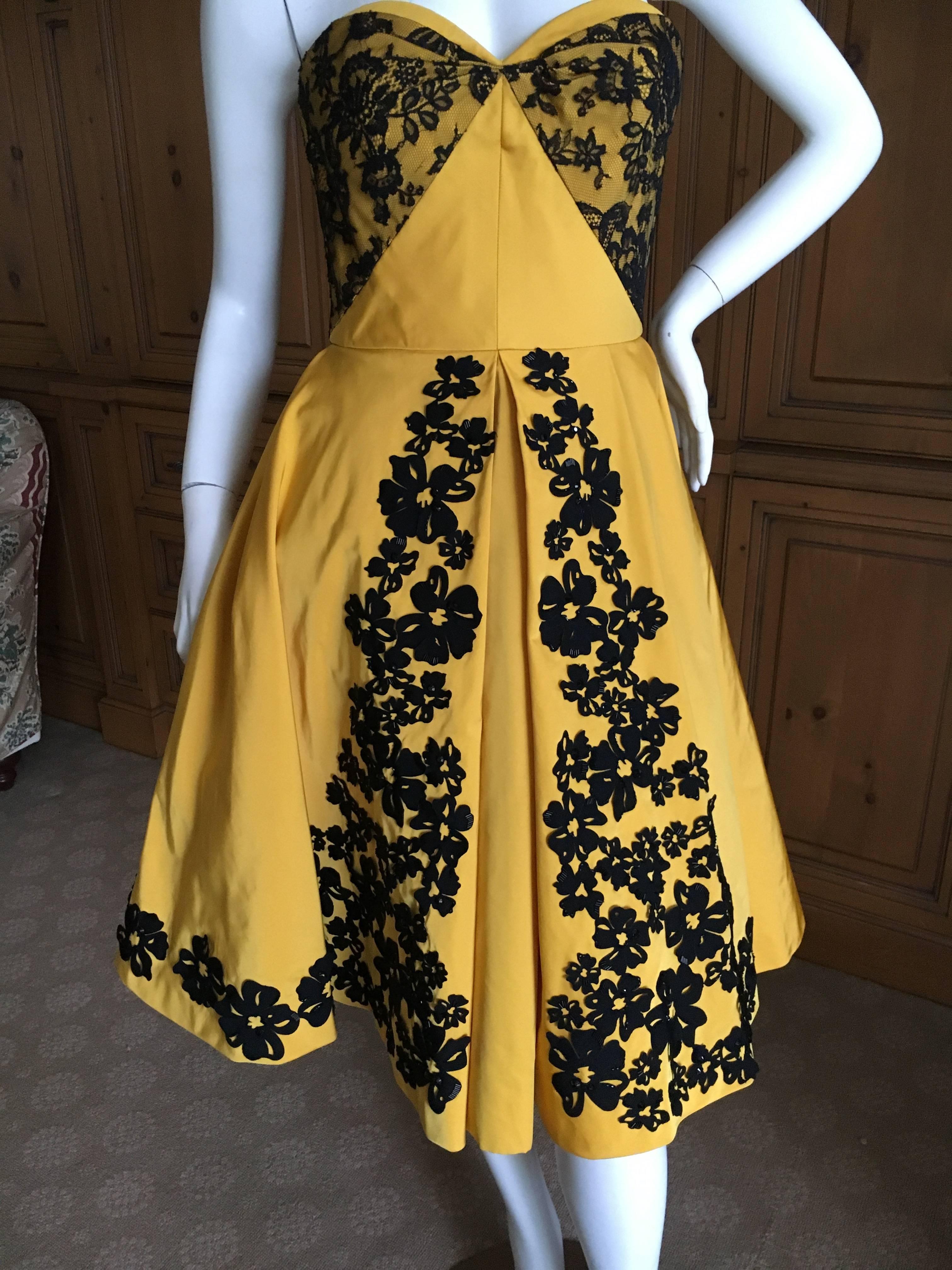 Delightful yellow silk dress with black floral appliques from Oscar de la Renta.
Inner structured corset, comes with matching mink shrug.
Size 2
Bust 34"
Waist 24"
Hips 44"
Length 32"
Worn once, excellent condition
