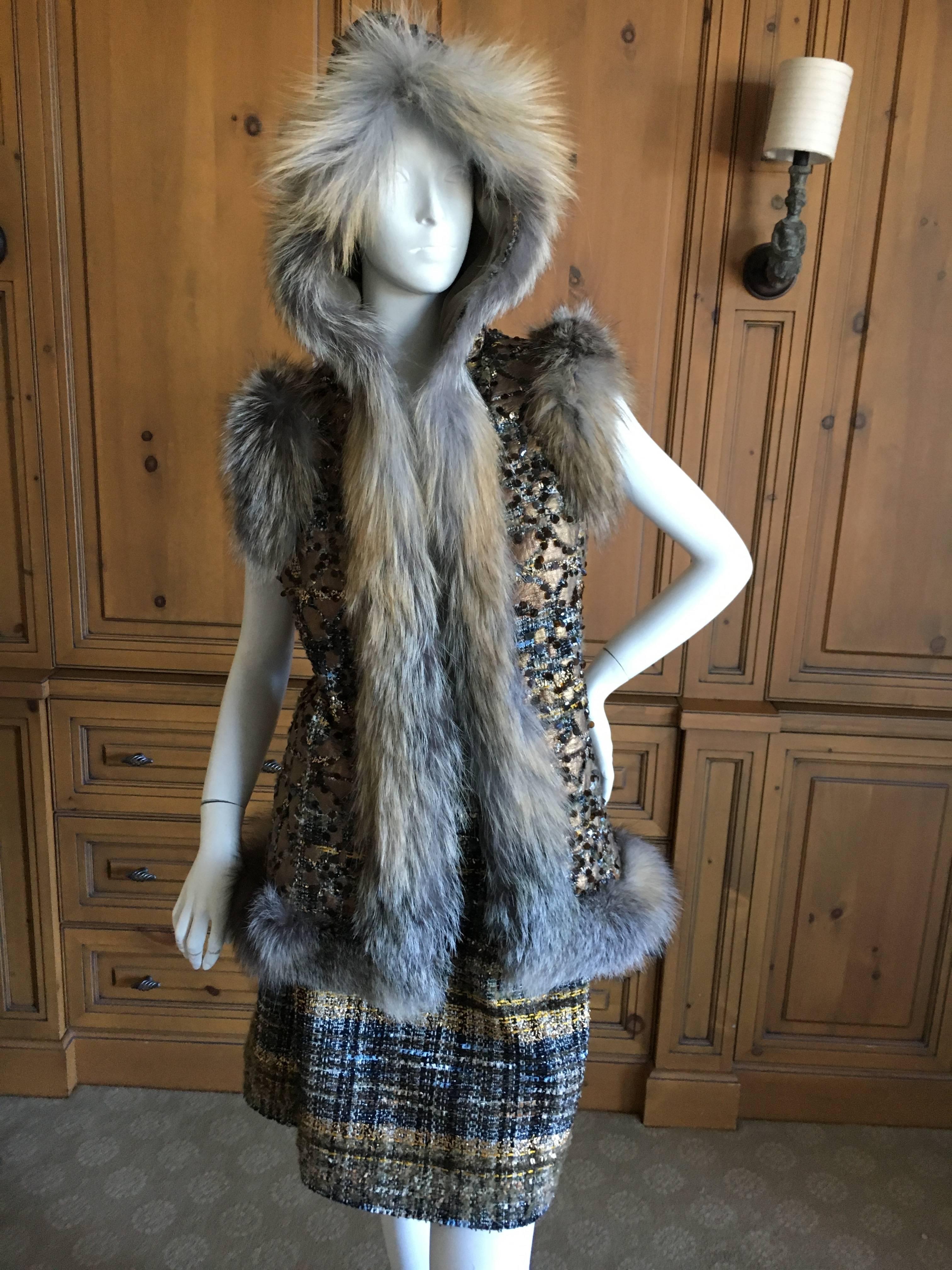 Exquisite Oscar de la Renta Fox Fur Trim Embellished Vest with Hood.
Comes with matching skirt.
Fall 2012
Size 0
Bust 36"
Waist 32"
Length 26"
Skirt 
Waist 26" 
HIps 42"
Length 19"
Excellent condition.
