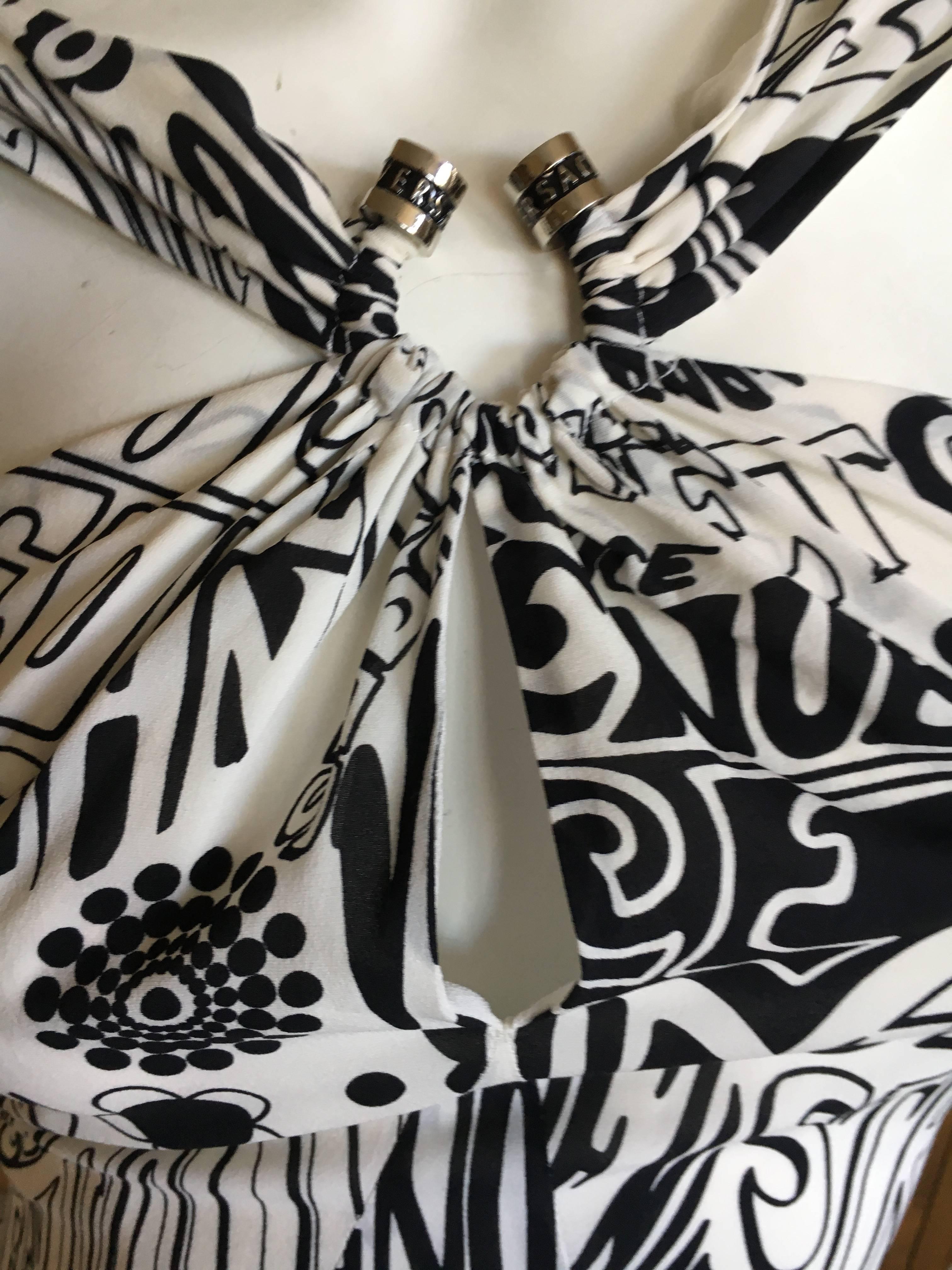 Women's Versace Black and White Silk Op Art Logo Dress For Sale