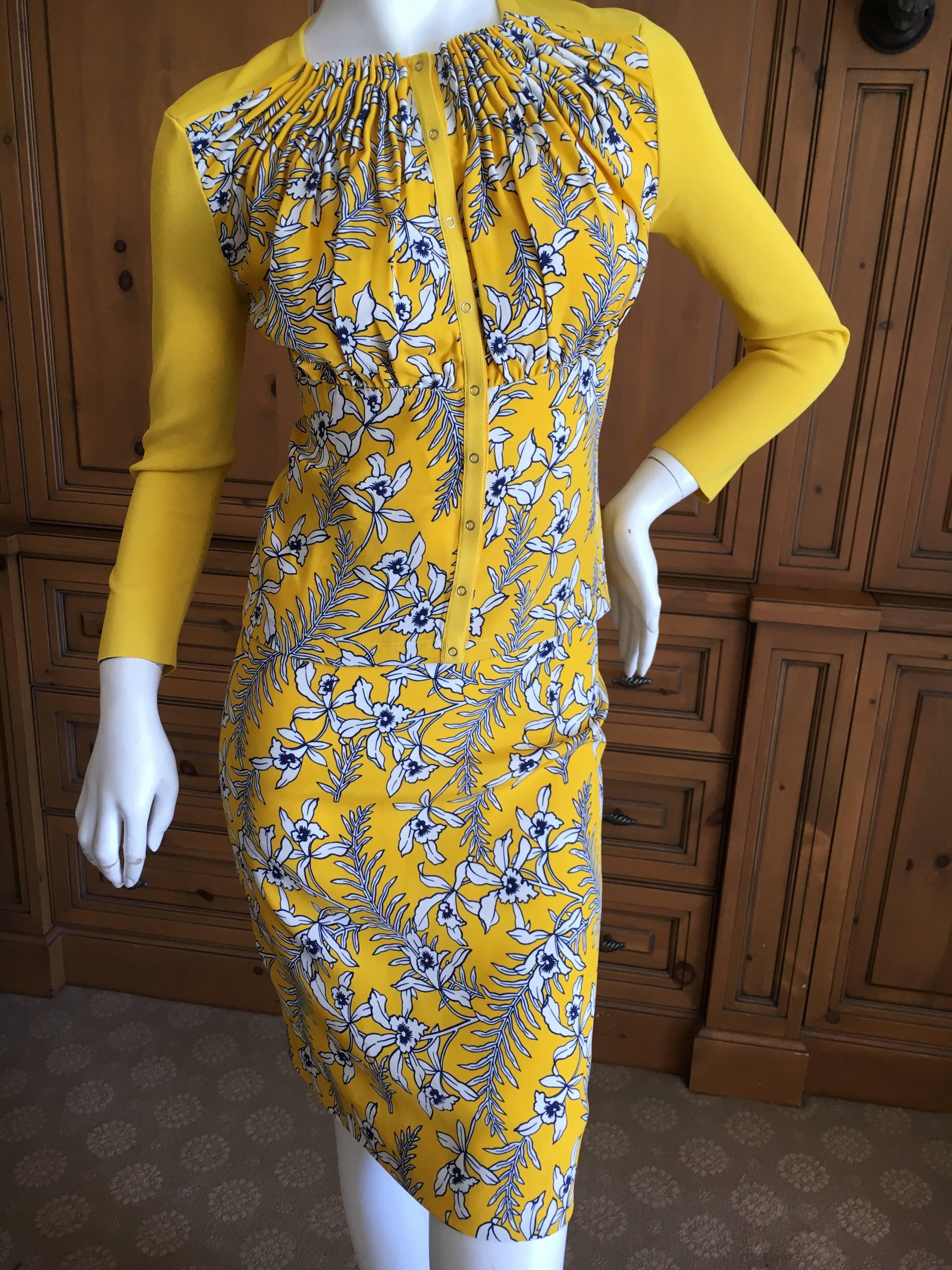 Oscar de la Renta Yellow Silk Floral Skirt Suit.
Beautifully patterned silk scarf fabric floral suit.
The knit is viscose, the pattern silk.
Size XS
