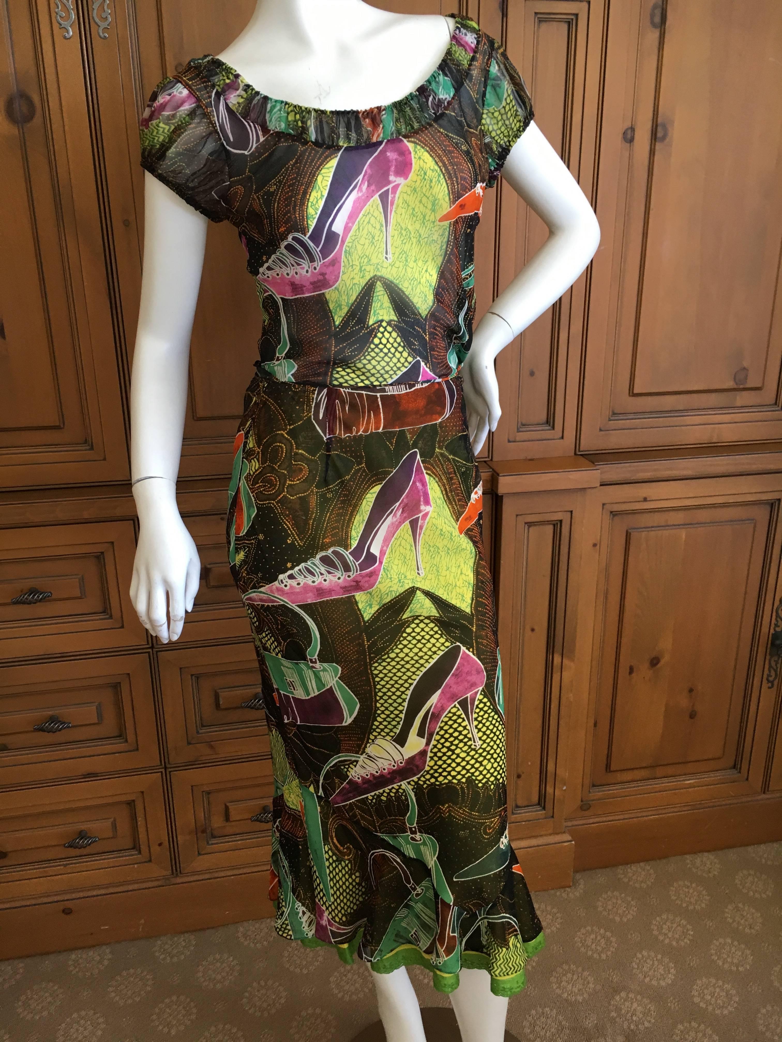 John Galliano Vintage 2002 Charming Shoe Sketch Silk Dress in Two Pieces.

Skirt and top in a sweet shoe sketch by Galliano silk.

Bust 38"

Waist 27"

Hips 42"

Skirt Length 32"

Excellent condition

