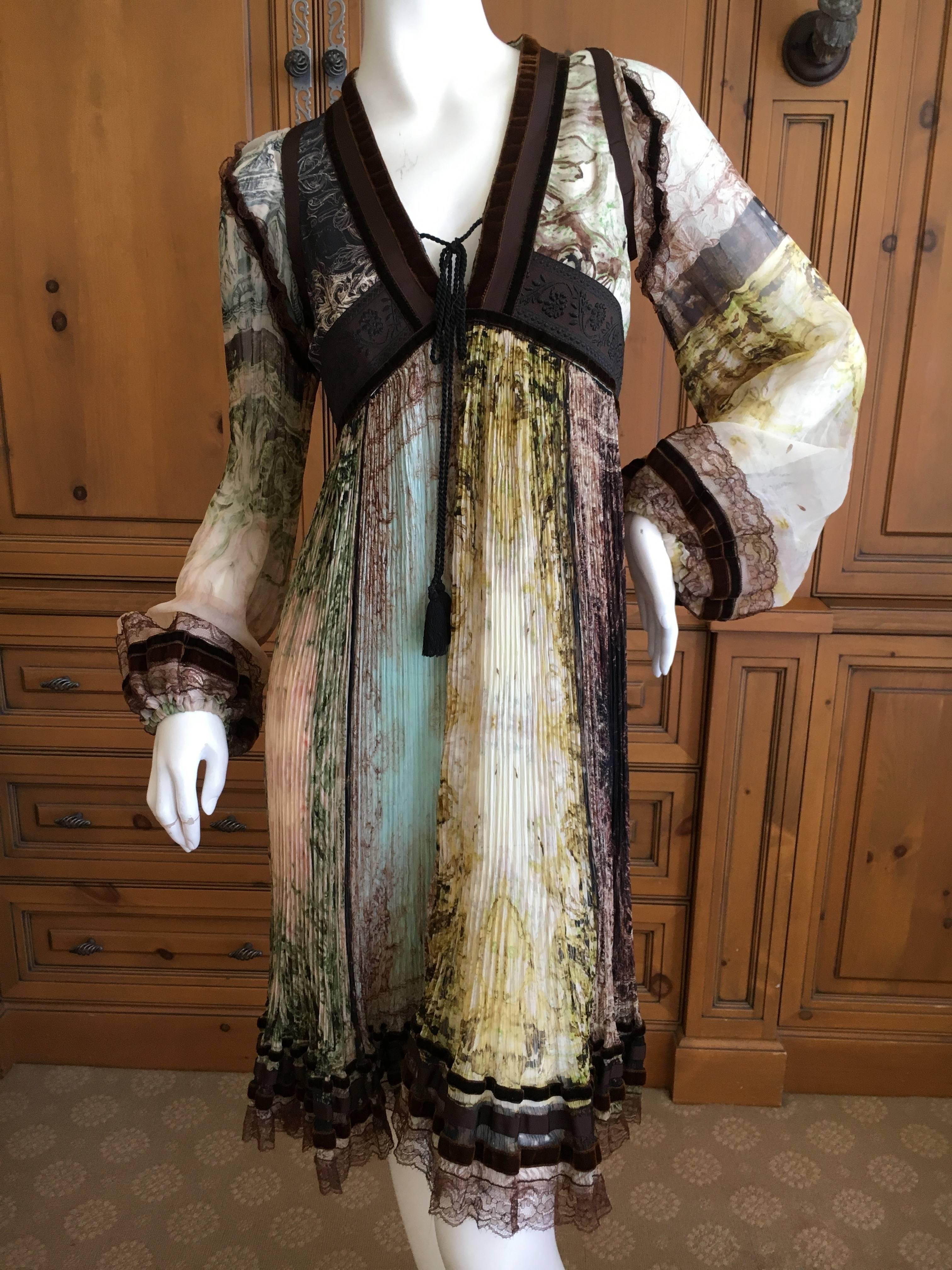 Jean Paul Gaultier Femme Vintage Plisse Pleated Empire Dress with Velvet Trim

Size 36 French

Bust 34"

Waist 26"

Hips 41"

Length 32"

Excellent condition