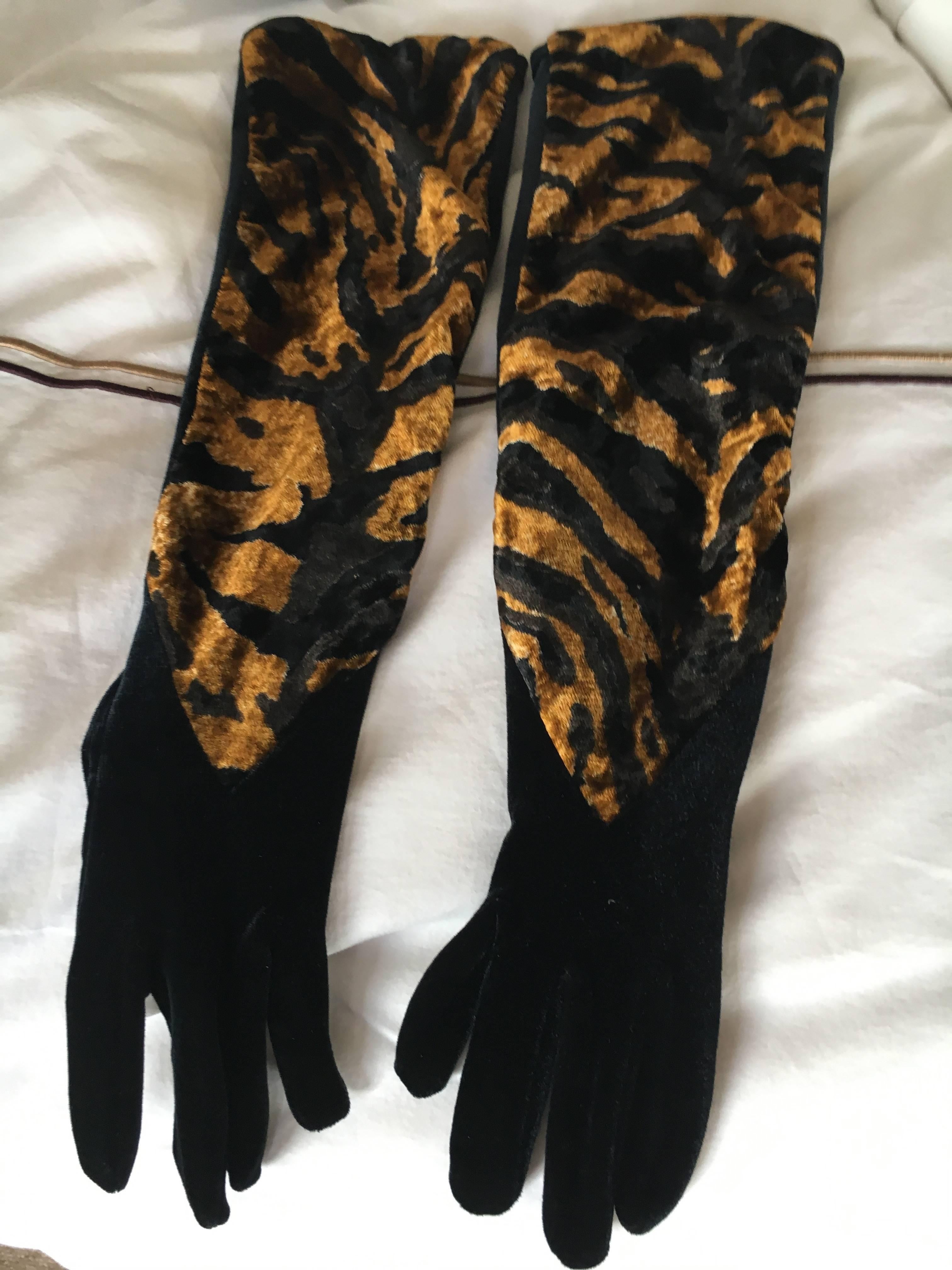Women's or Men's Yves Saint Laurent Rive Guache Vintage 1970's Velvet Animal Print Gloves NWT For Sale