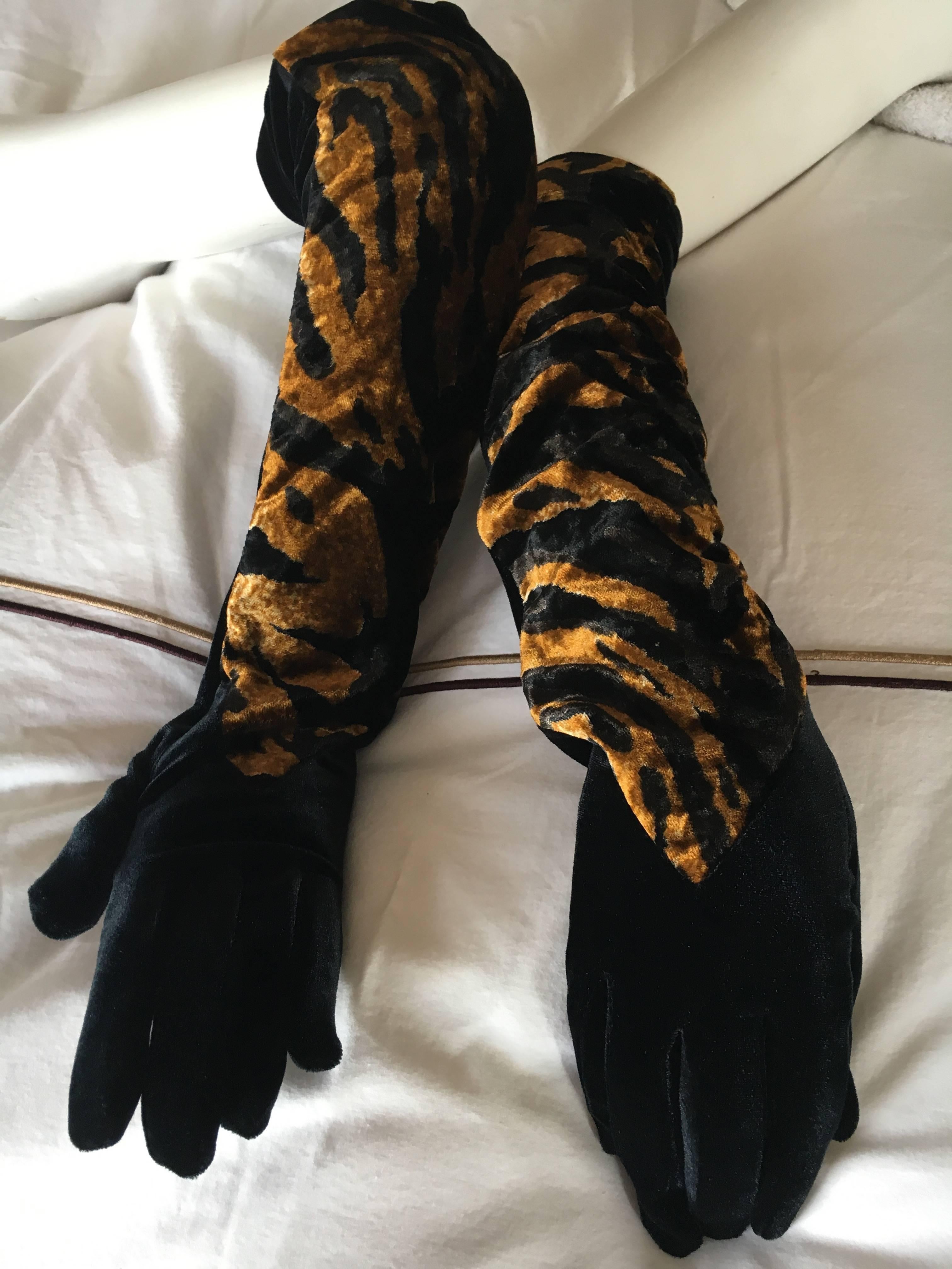 Soft velvet animal print gloves from Yves Saint Laurent Rive Guache, corca 1977.
New with tags
size 7 1/2