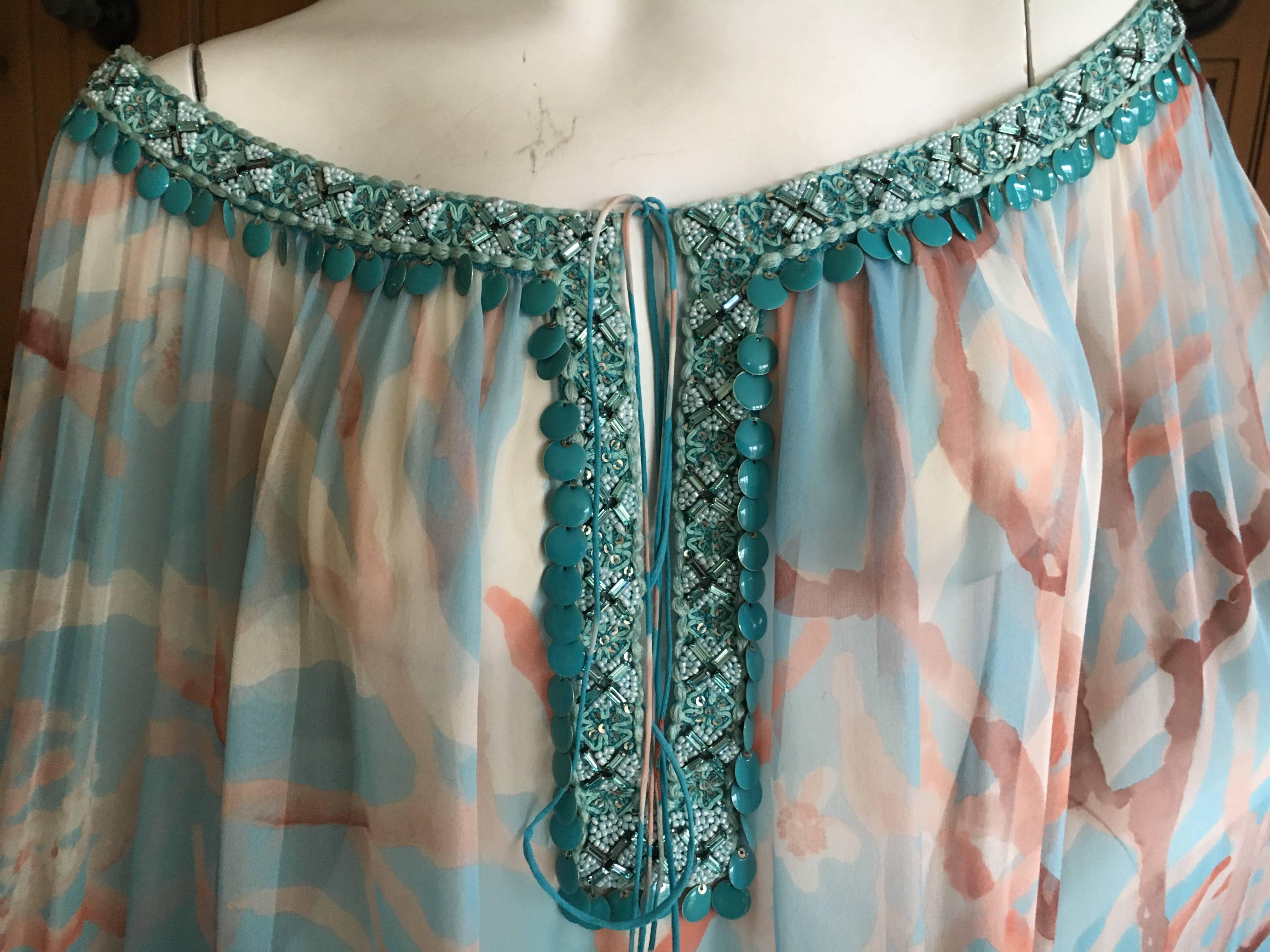 Oscar de la Renta sweet silk apple blossom pattern caftan with Turquoise embellishment .

This is such a charming piece.

Bust  45" 

Waist 45" 

Hips 50' 

Length 62"

 Excellent condition
