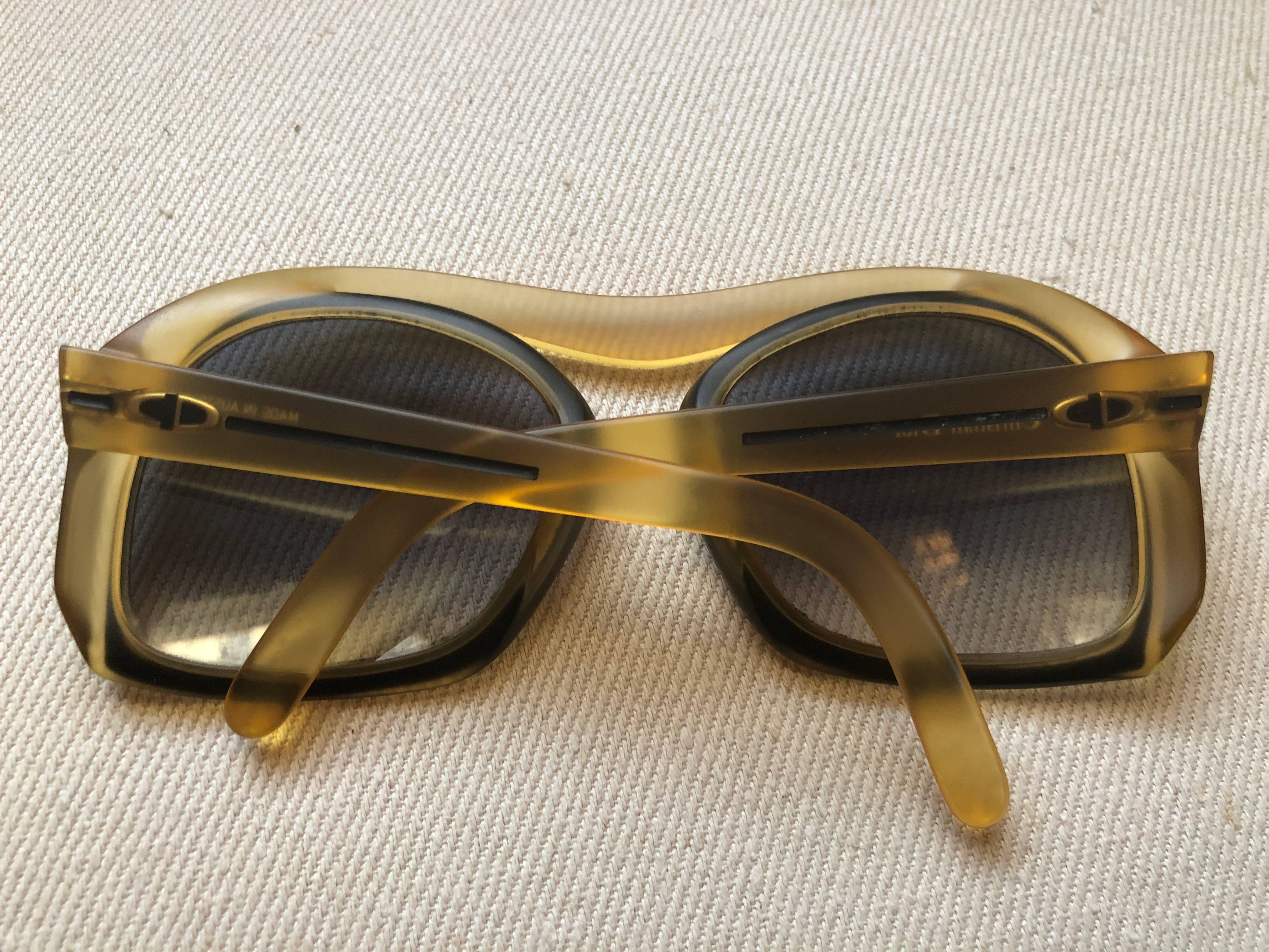 Christian Dior Futuristic 70's Vintage Oversize Sunglasses Style #2043-70
Excellent condition